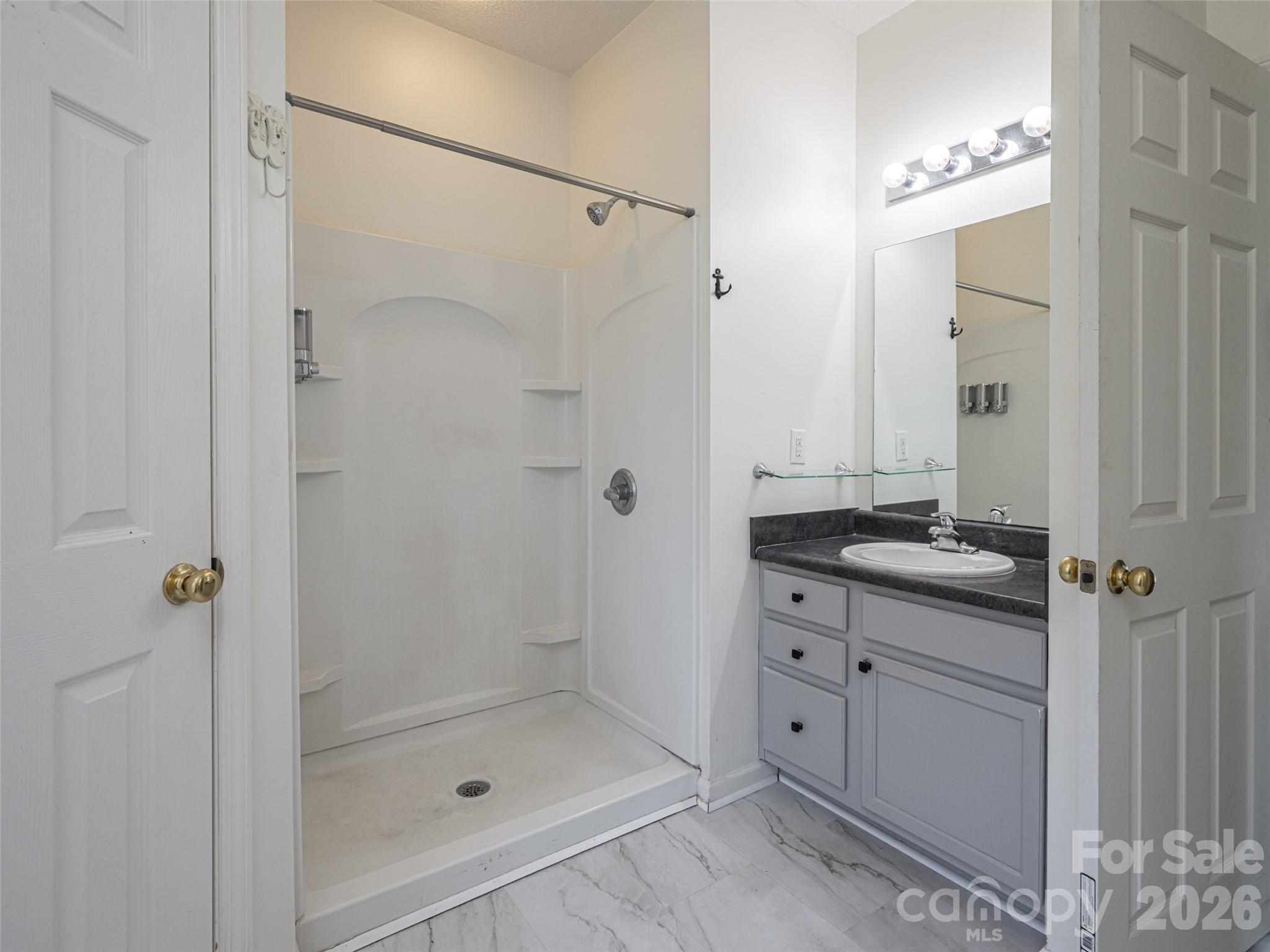 Walk in shower - 10 Ashe Road, Candler