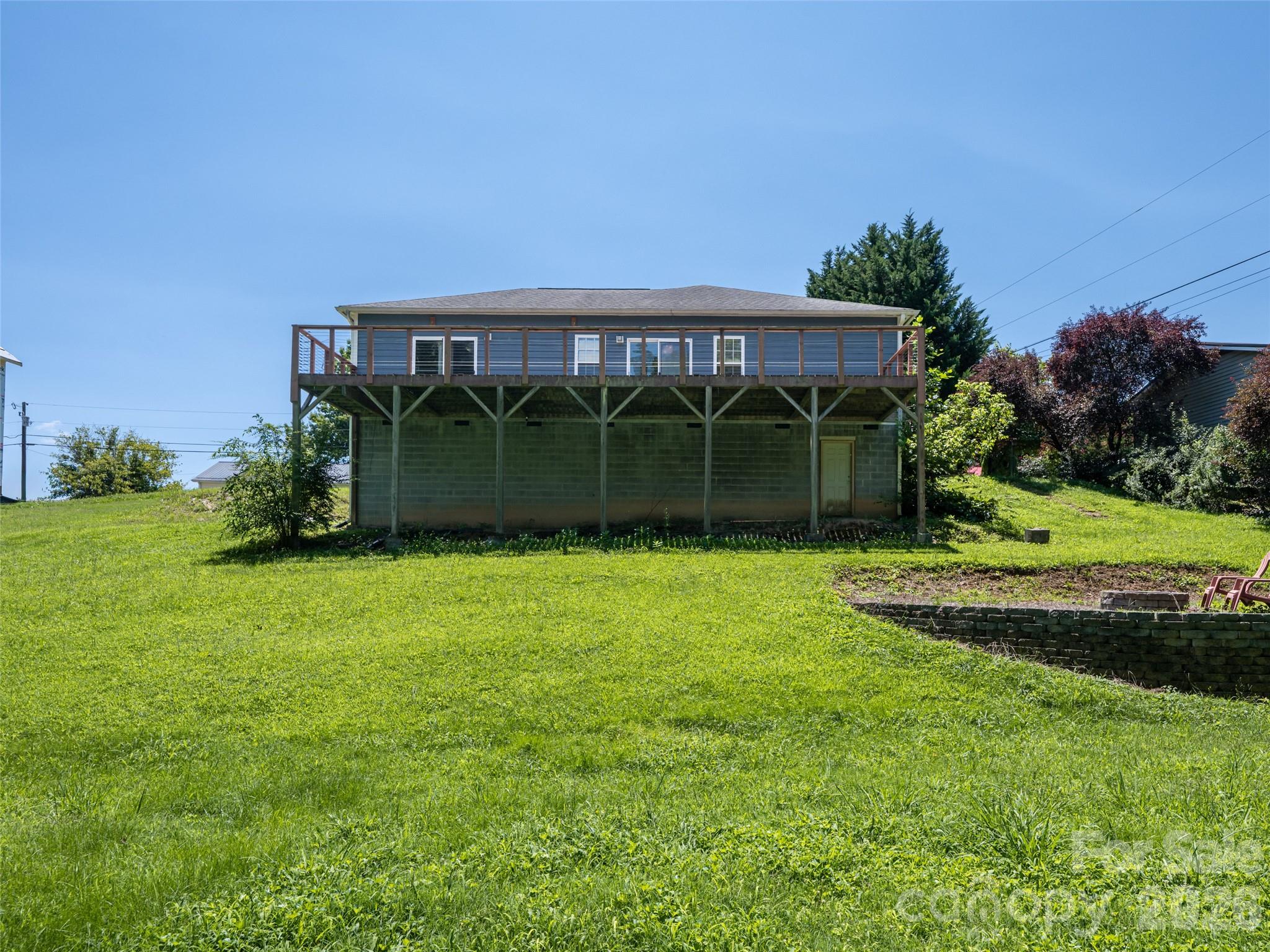 Room to roam and play in backyard - 10 Ashe Road, Candler