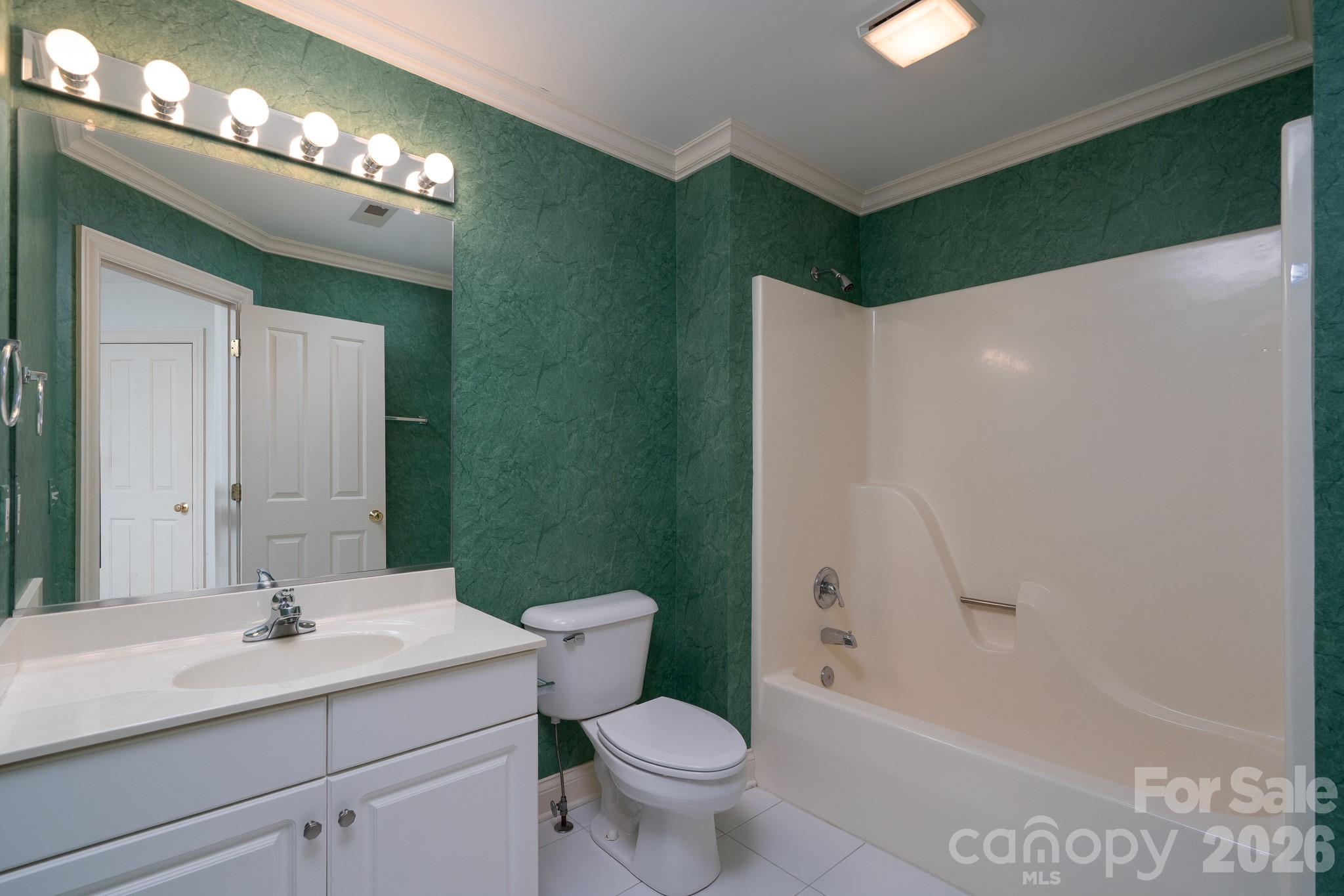 Guest Bath - 205 Piney Grove Point, New London
