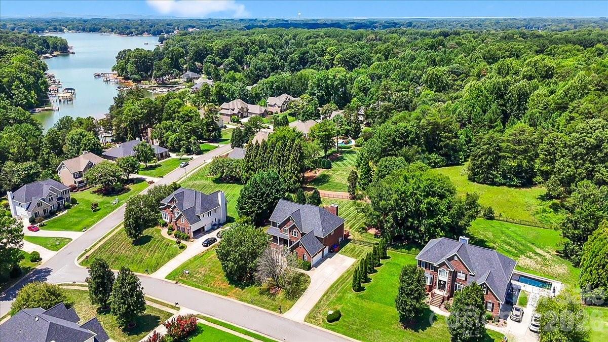 Close proximity to Lake Norman! Also about 1.5 miles to i-77 (exit 33) - 109 Pauls Lane, Mooresville