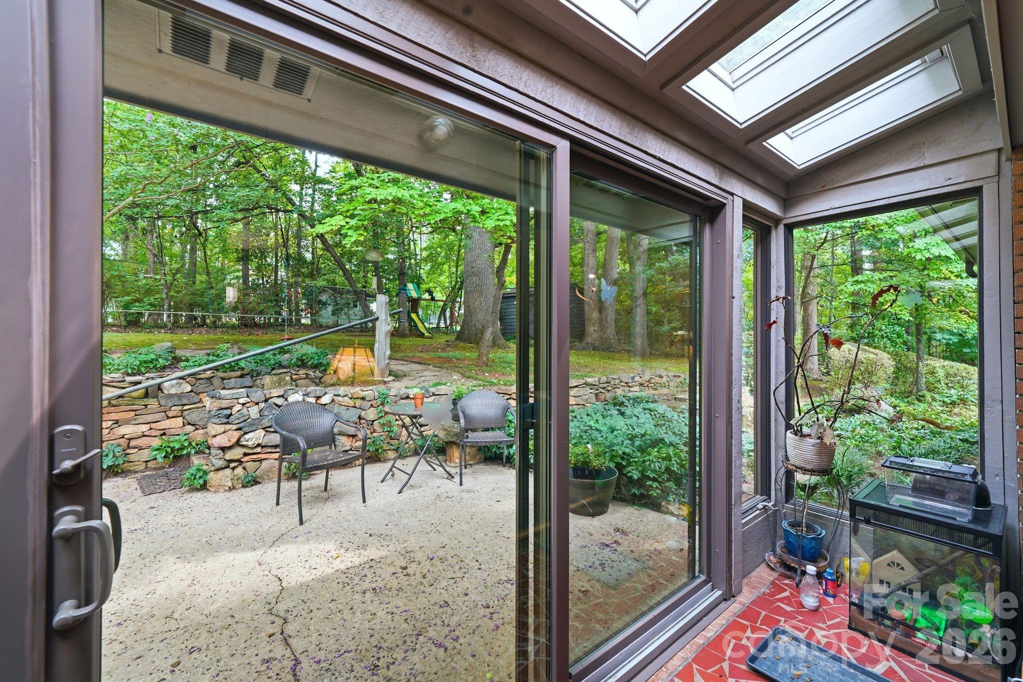 Private, flat and landscaped backyard - 515 Dogwood Lane, Belmont