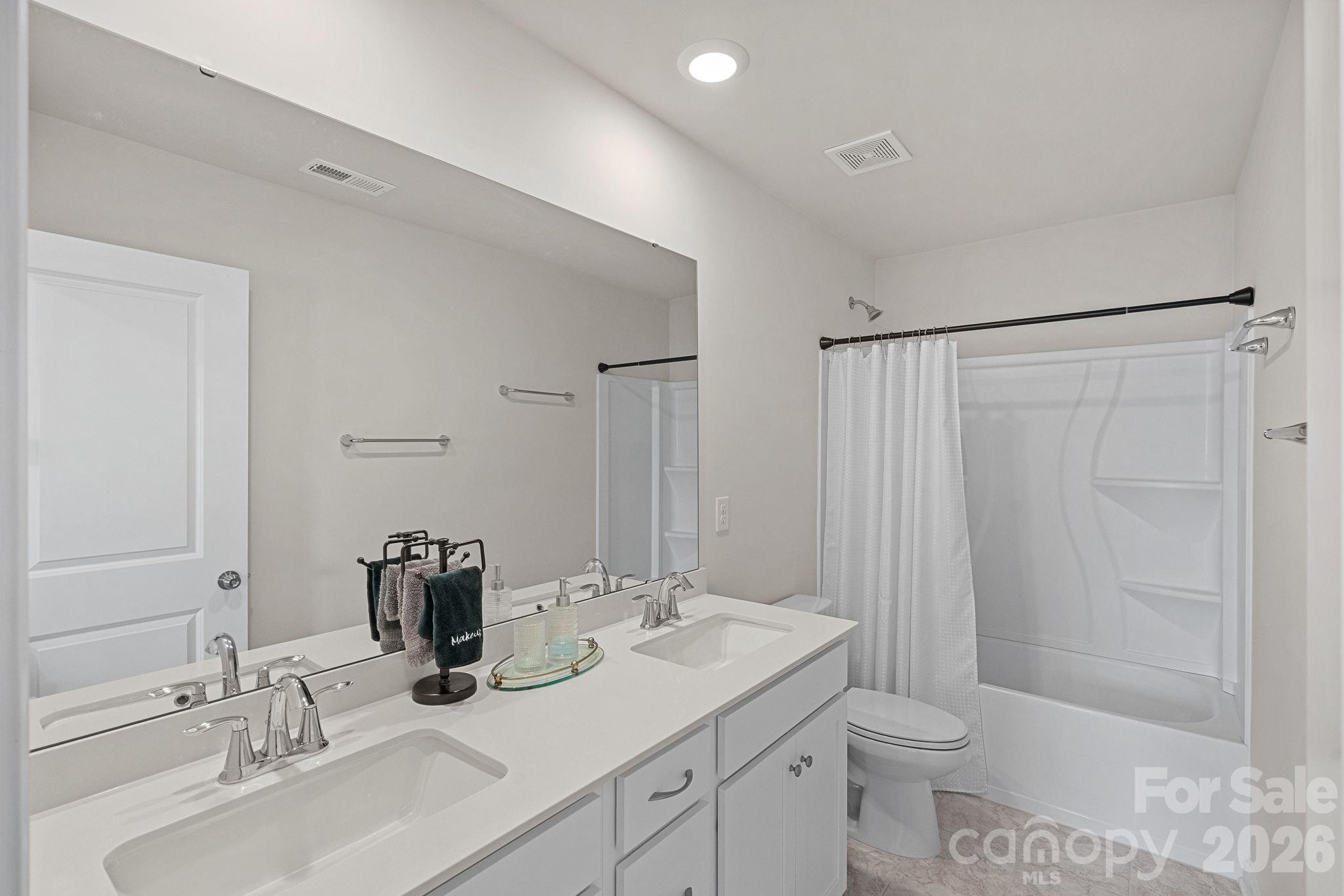 Guest bathroom shared by 2 bedrooms. - 262 Abersham Drive, Mooresville