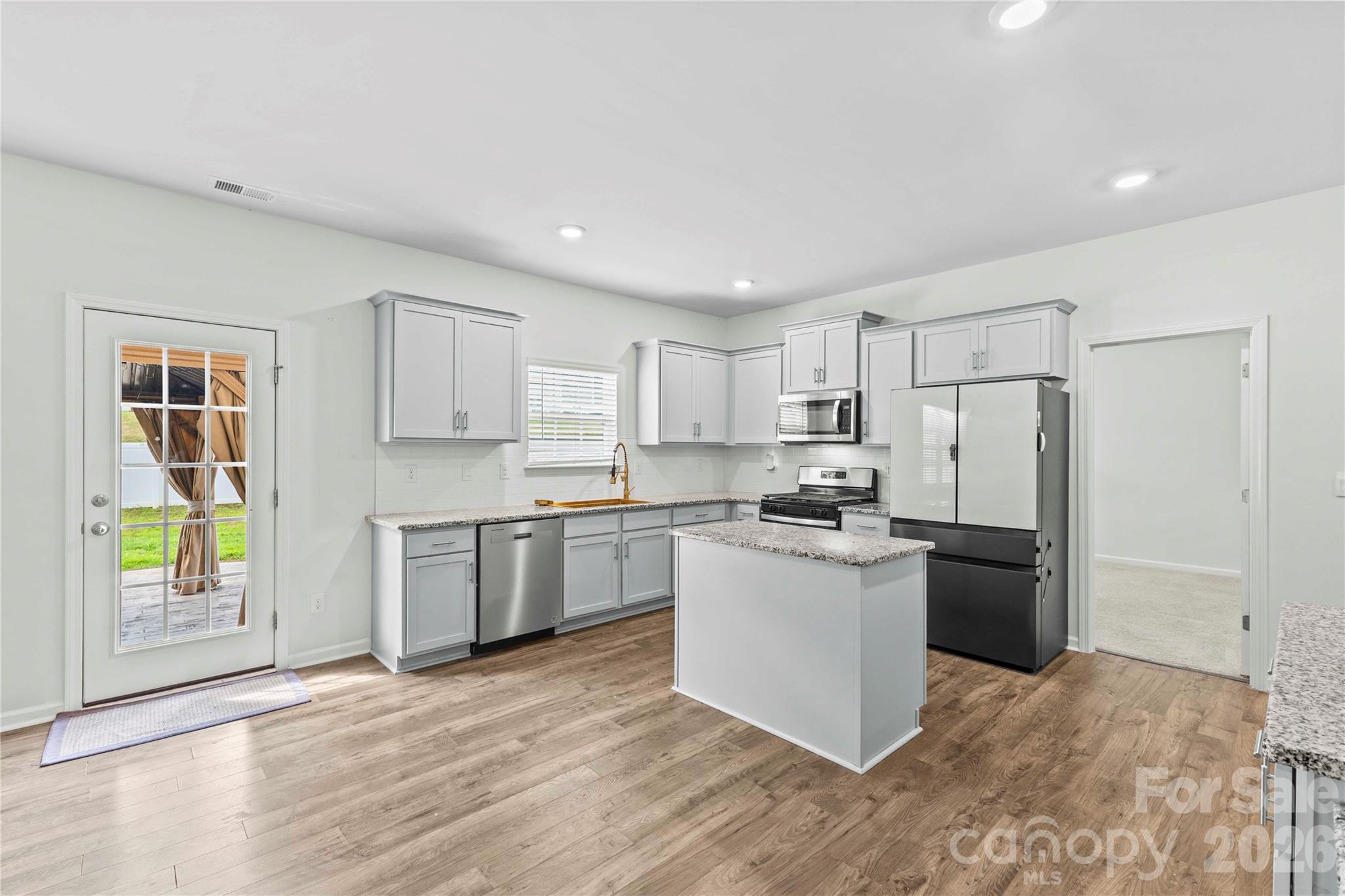 upgraded cabinets, appliances and granite countertops! - 134 Giant Oak Avenue, Statesville