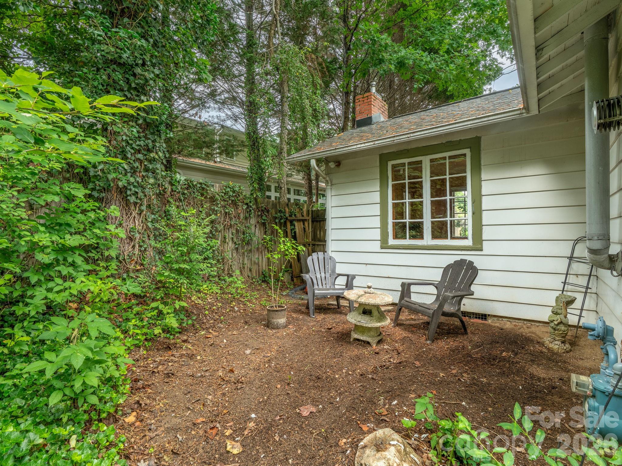 Writer's Cottage Back Sitting Area - 111-113 Stewart Street, Hendersonville