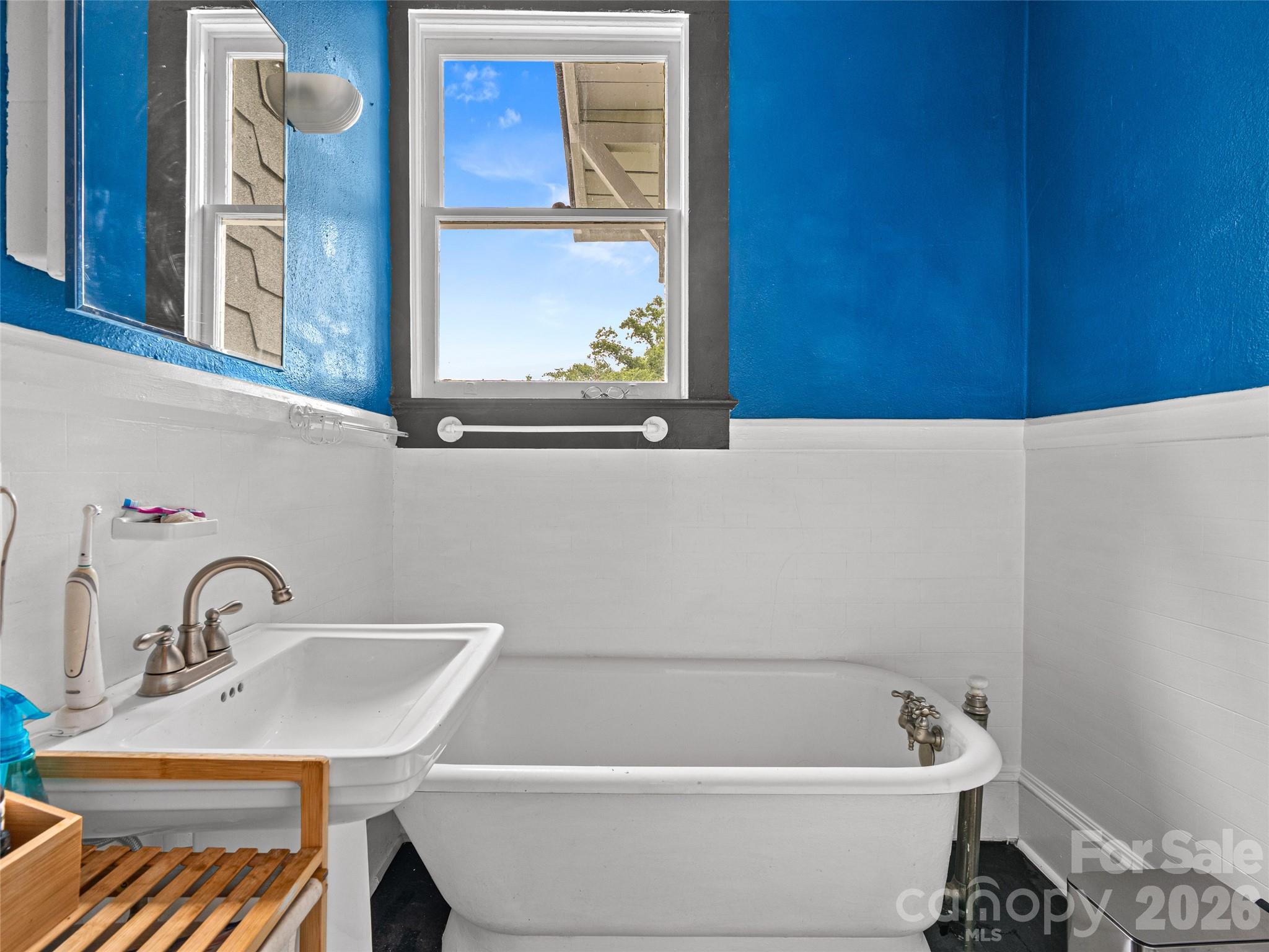 Upper Level Full Bath - 111-113 Stewart Street, Hendersonville