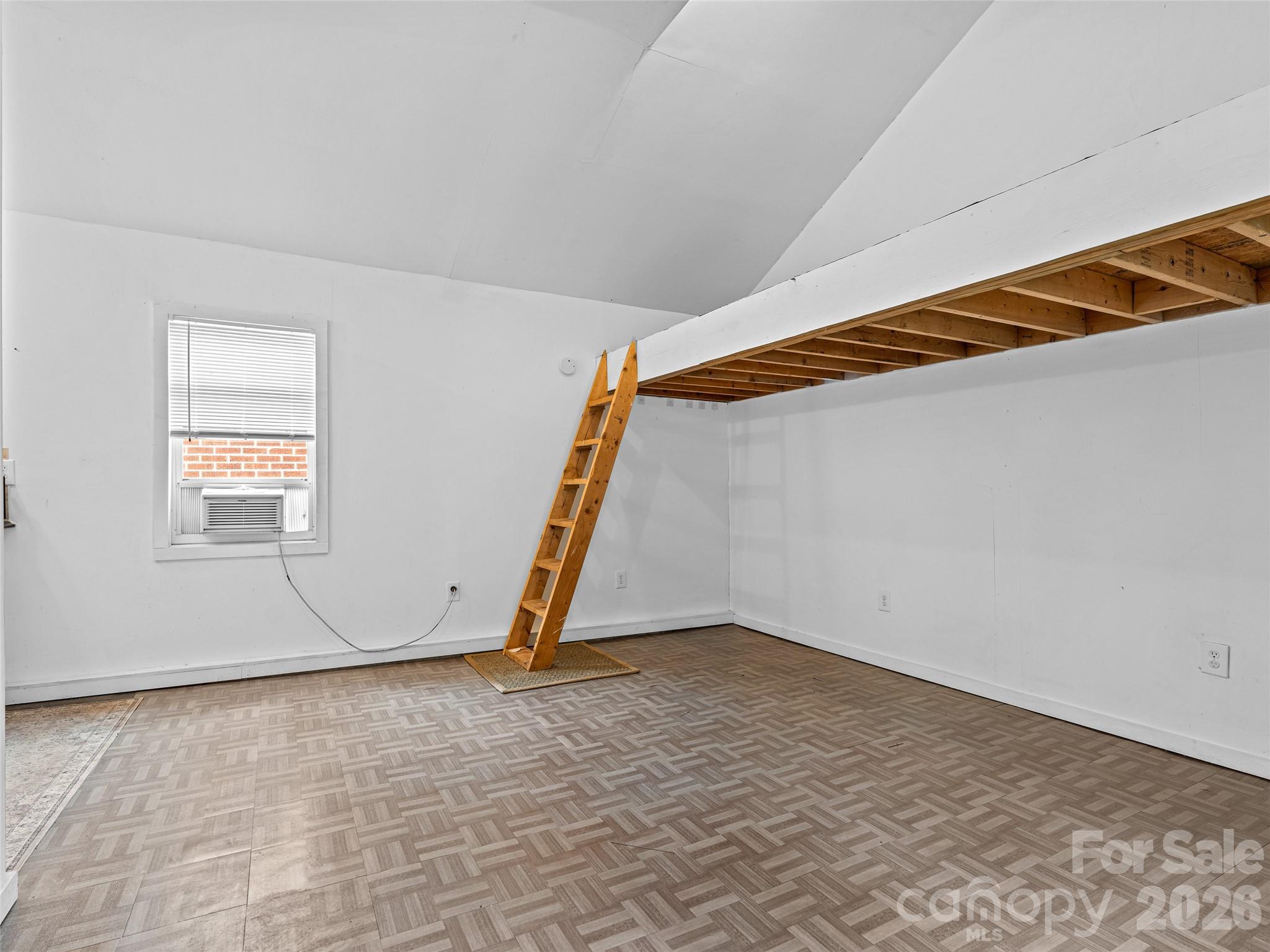 Studio Apartment Loft - 111-113 Stewart Street, Hendersonville