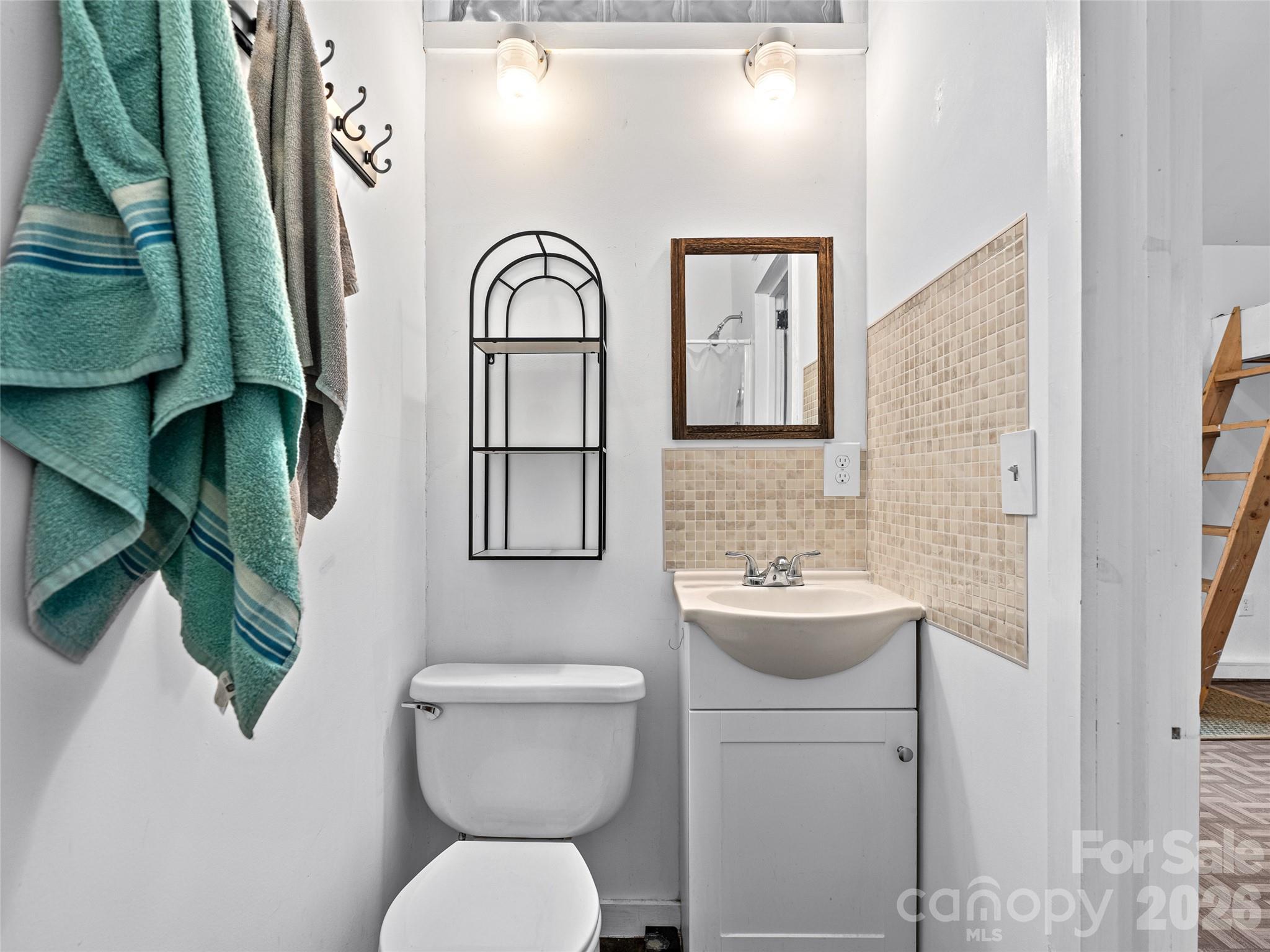 Studio Apartment Full Bath - 111-113 Stewart Street, Hendersonville
