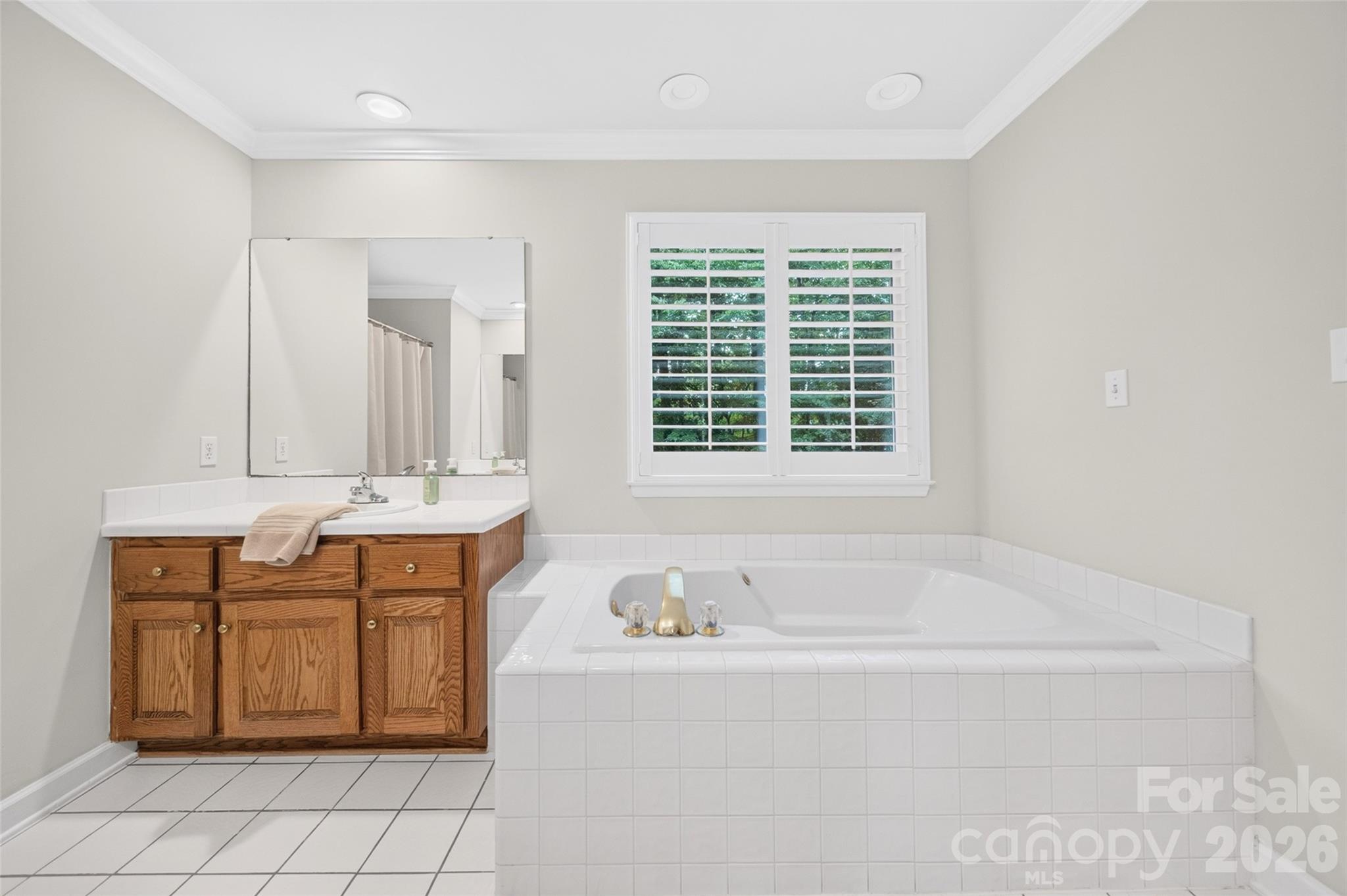 Soaking Tub and Dual Vanities - 1345 Gaston Day School Road, Gastonia