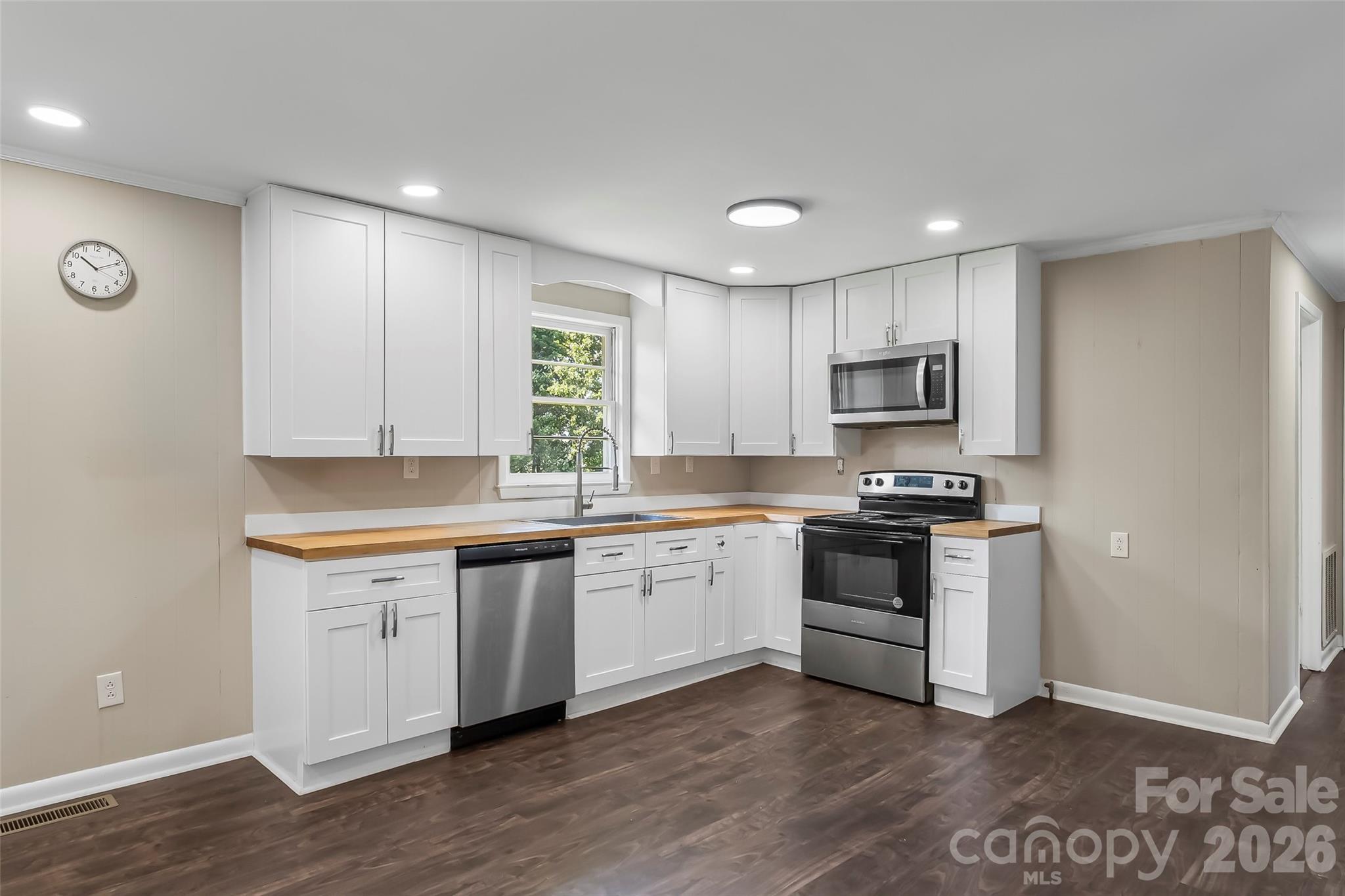 Single Family Residence at 4405 Landing Court, Hickory, photo 10 of 30