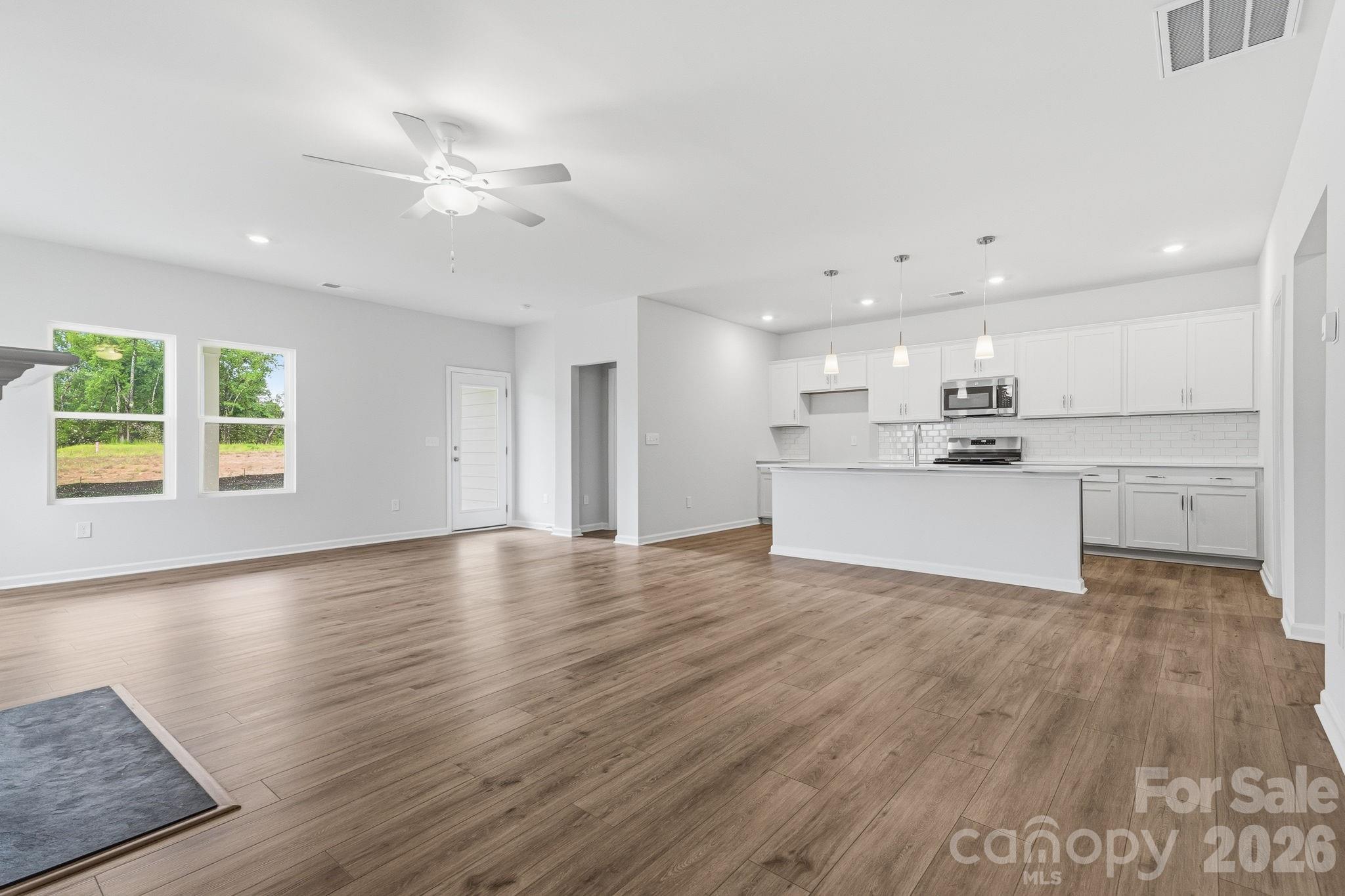 Great Room looking into kitchen - 204 Rodeo Drive, Shelby