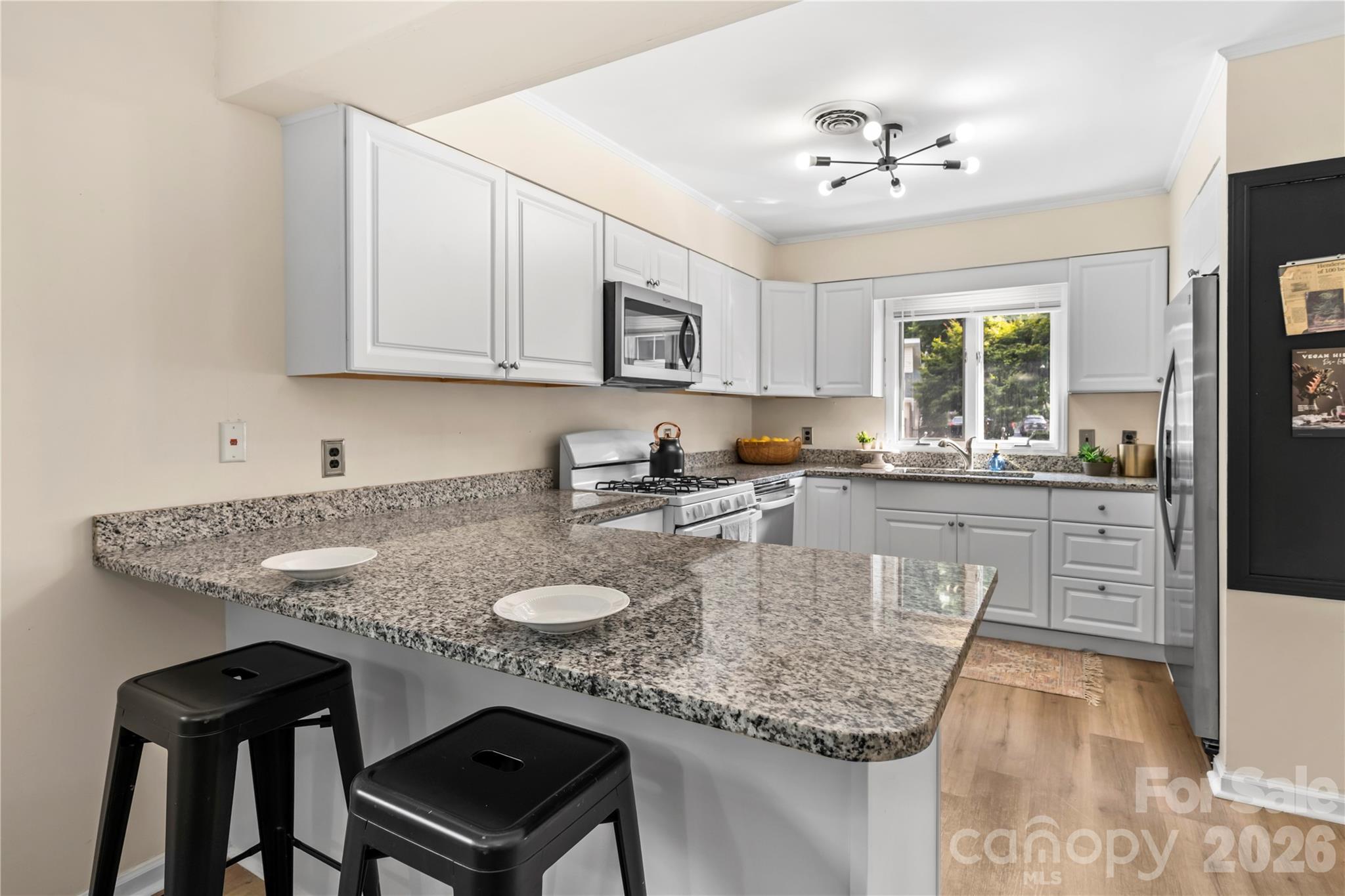 Breakfast Bar - 181 N Britton Creek Court, Hendersonville