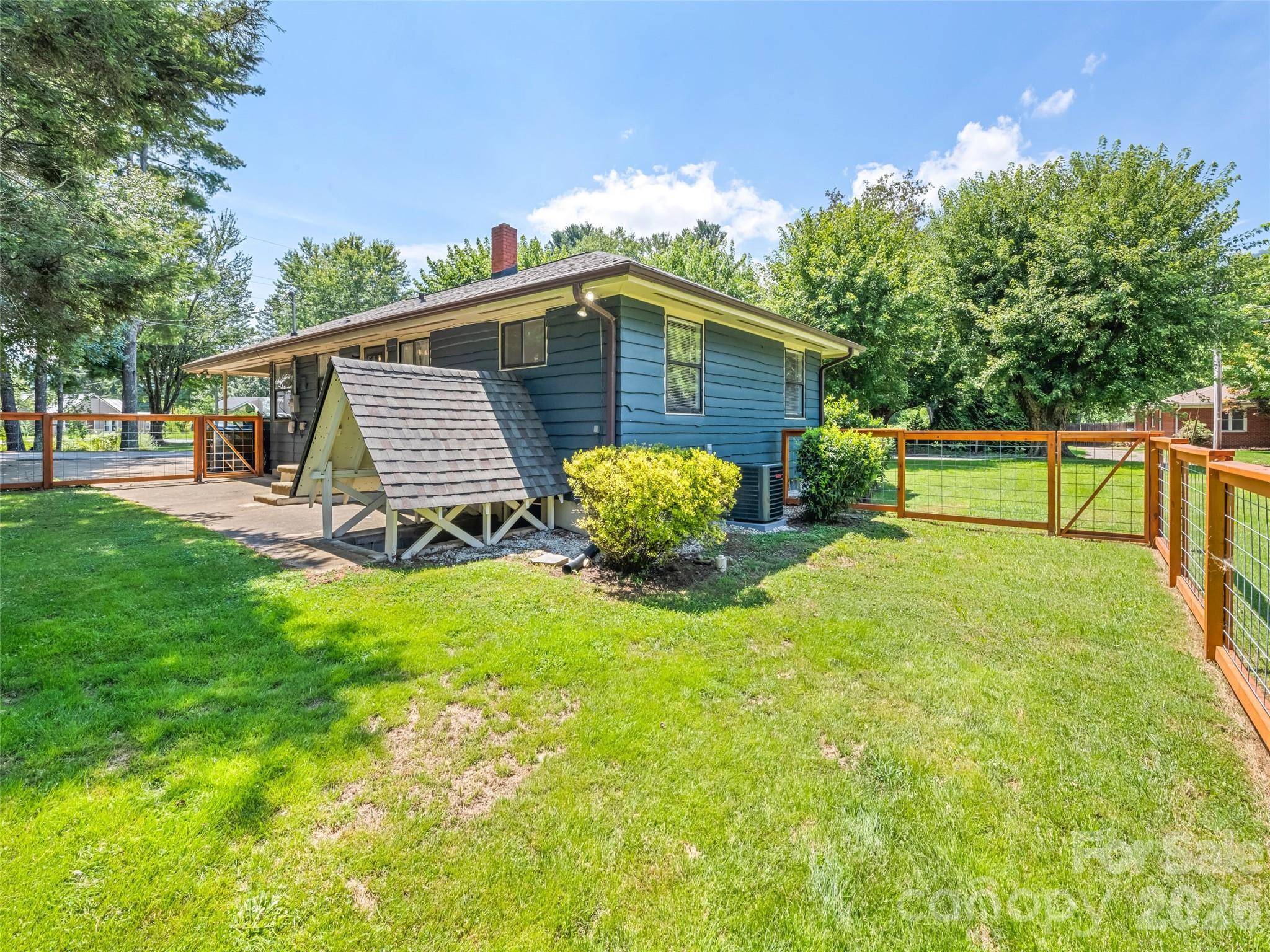Single Family Residence at 713 Brown Avenue, Waynesville, photo 5 of 35