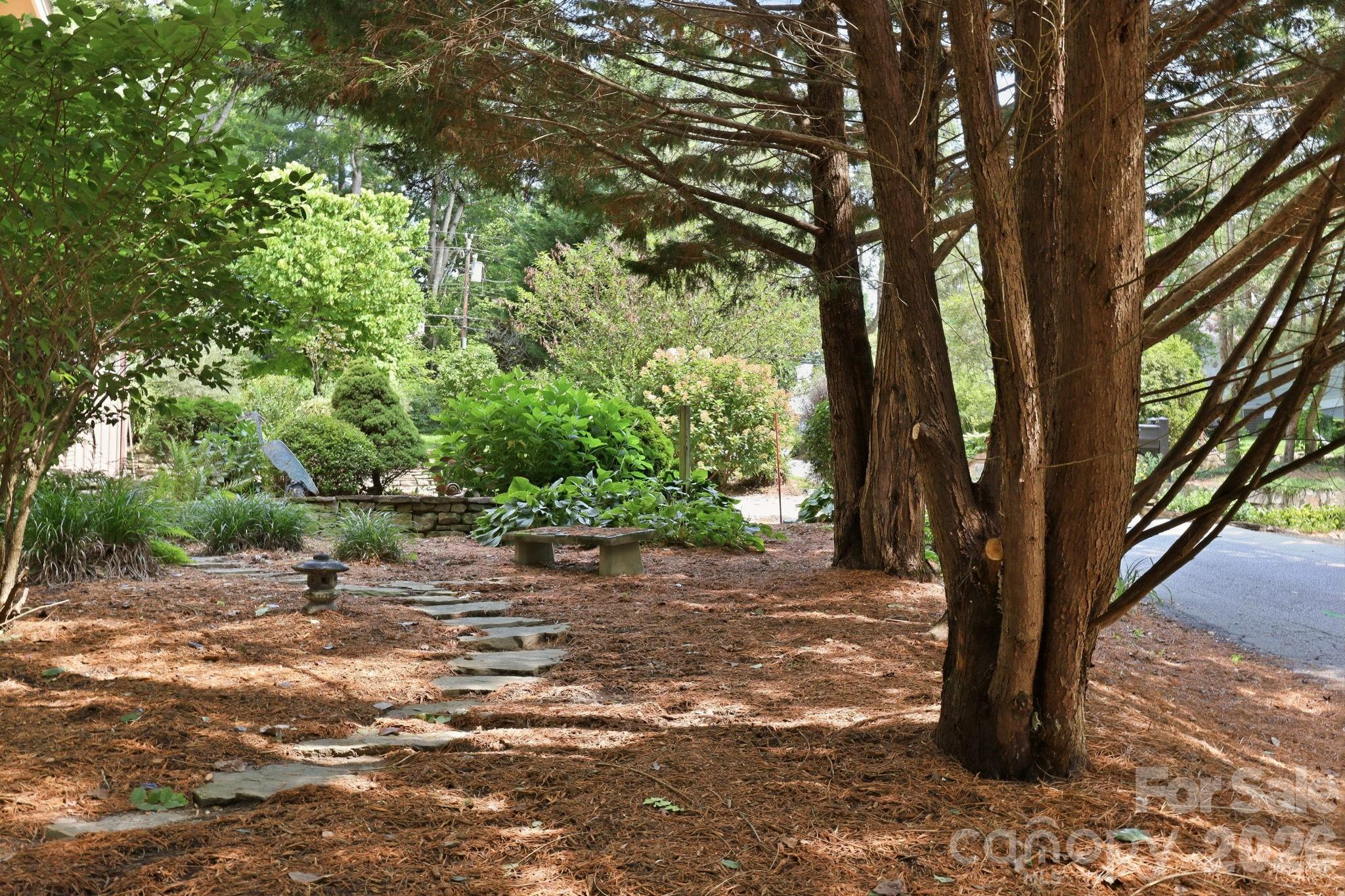 Tranquil walking paths - 1925 Laurel Park Highway, Hendersonville