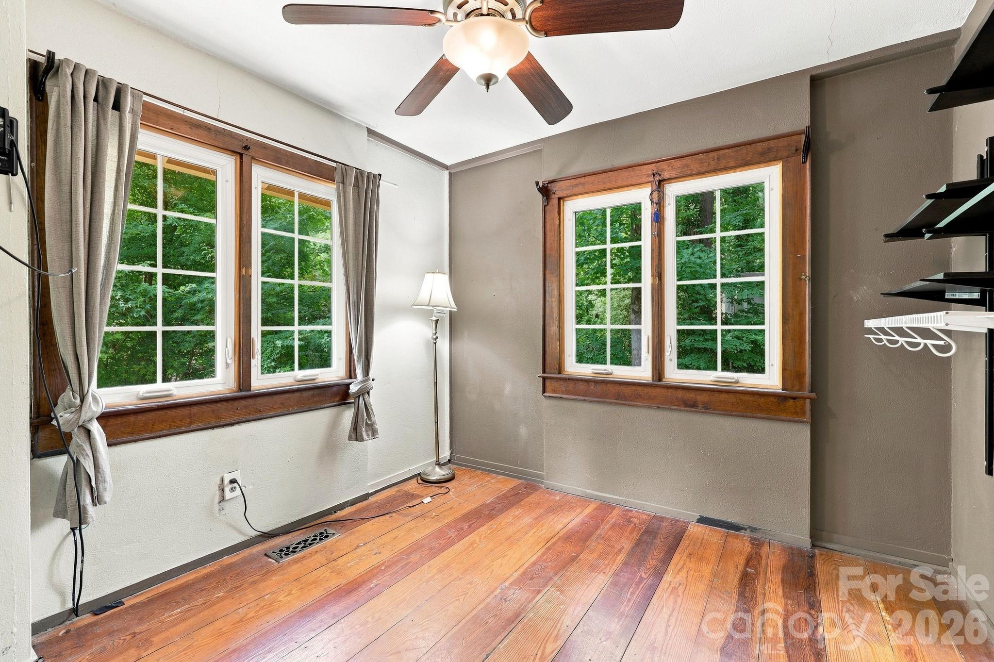 Upstairs Bonus Room 1 - 1925 Laurel Park Highway, Hendersonville