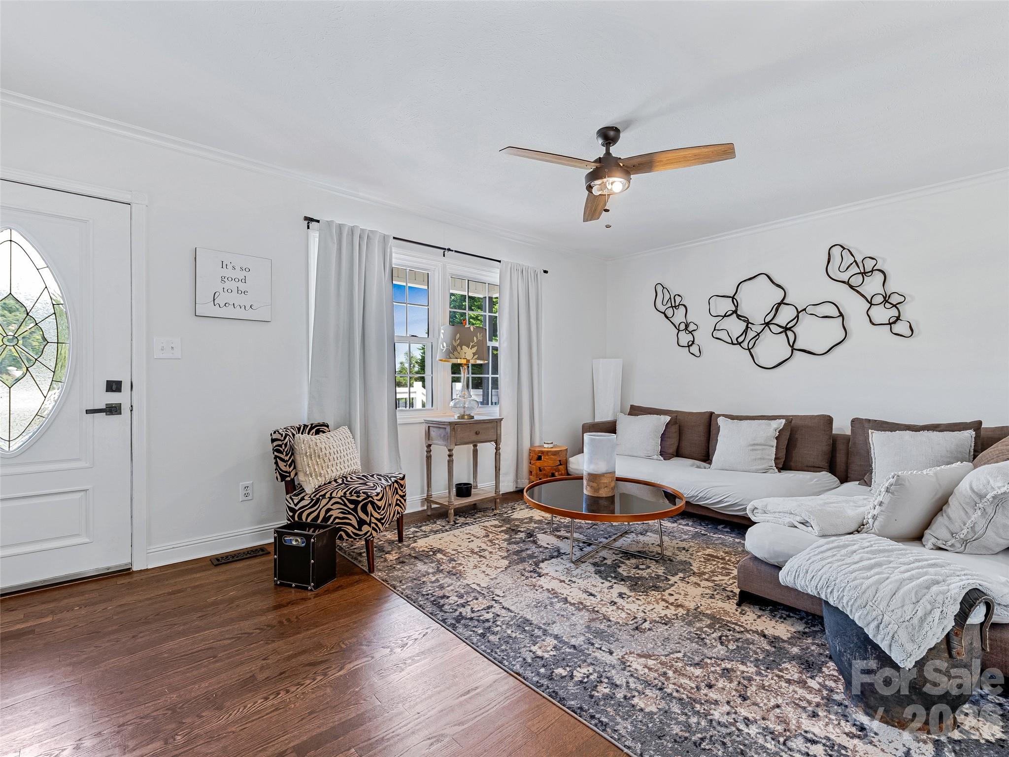 Plenty of natural light - 7 Southwicke Drive, Arden