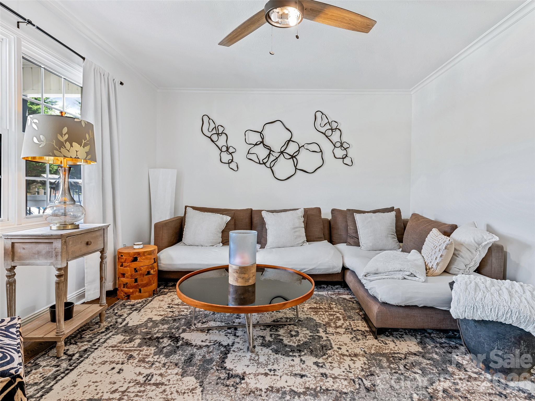 Cozy living room - 7 Southwicke Drive, Arden