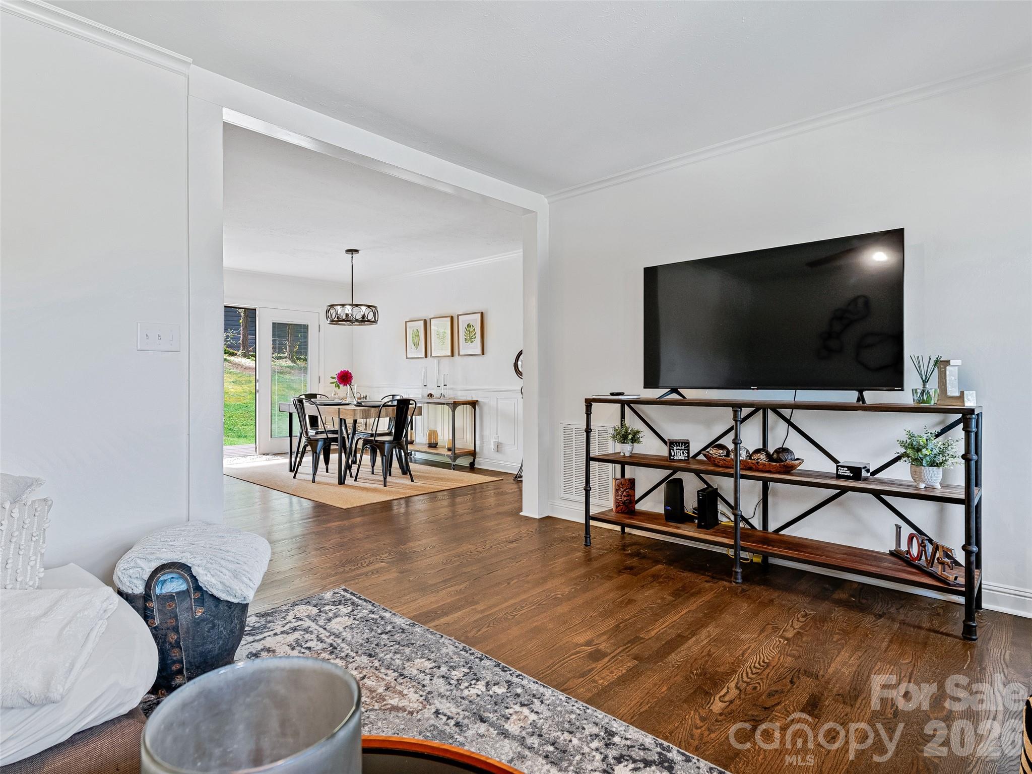 Easy access from the living room to the family room - 7 Southwicke Drive, Arden