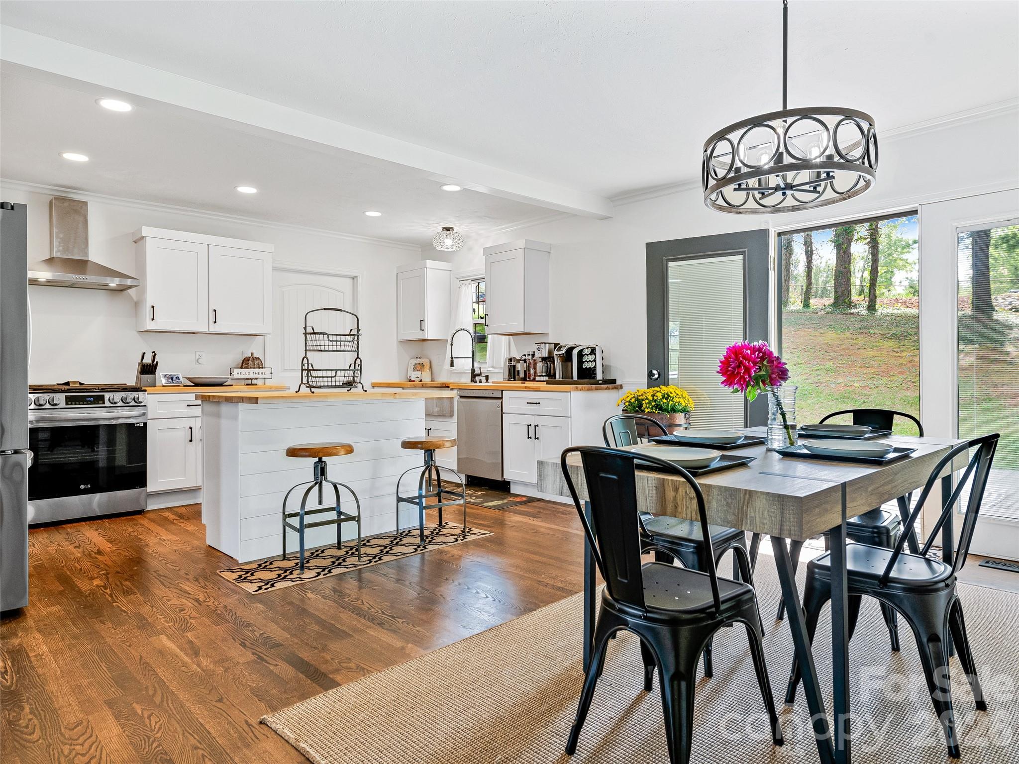 Open space for conversation while eating your meal - 7 Southwicke Drive, Arden
