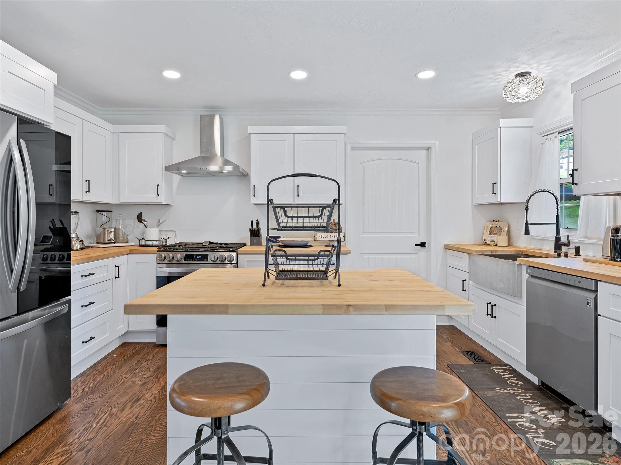 Sleek countertops for easy food preparation - 7 Southwicke Drive, Arden