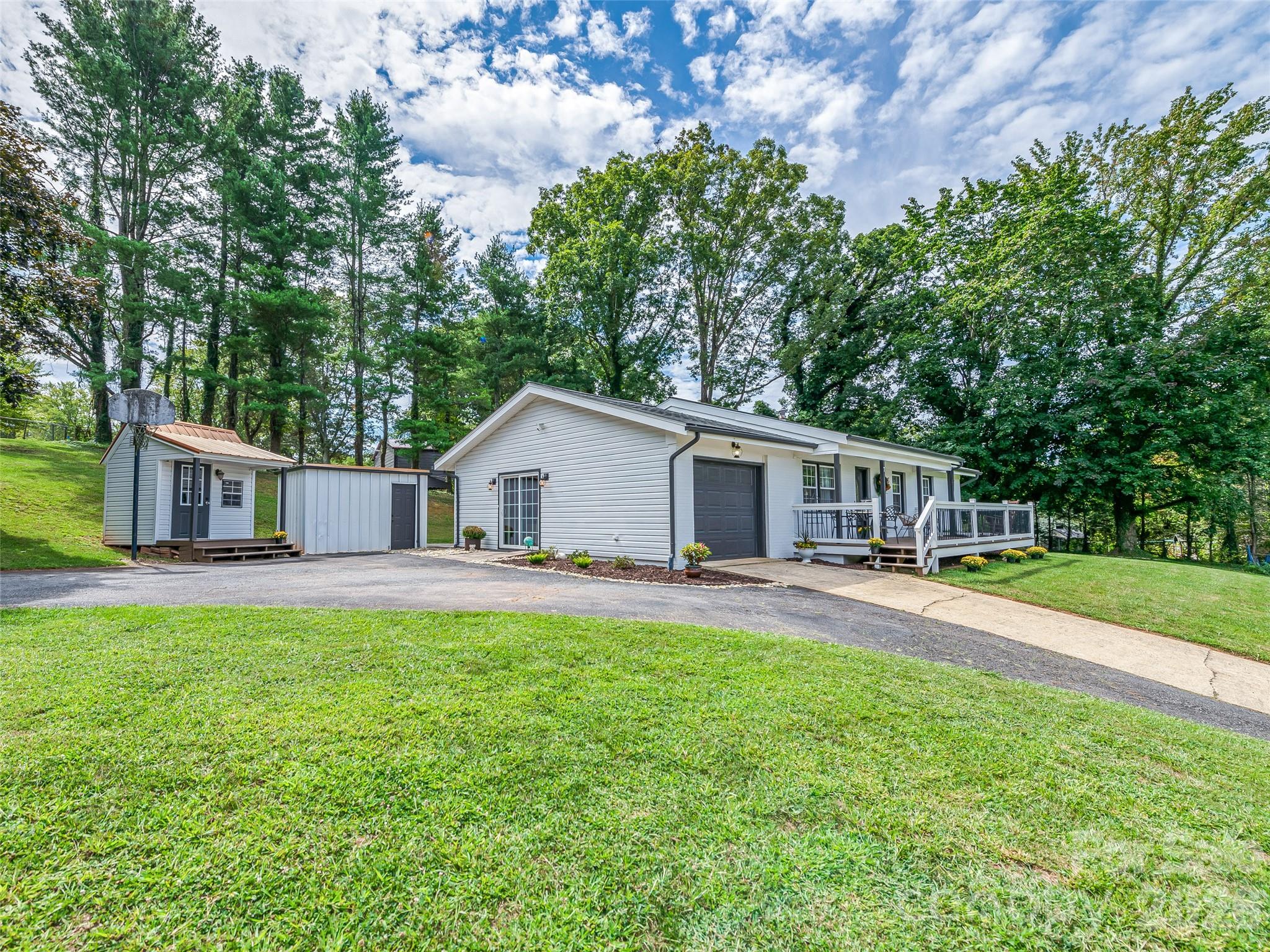Large circular driveway easily accommodates 6+ cars - 7 Southwicke Drive, Arden