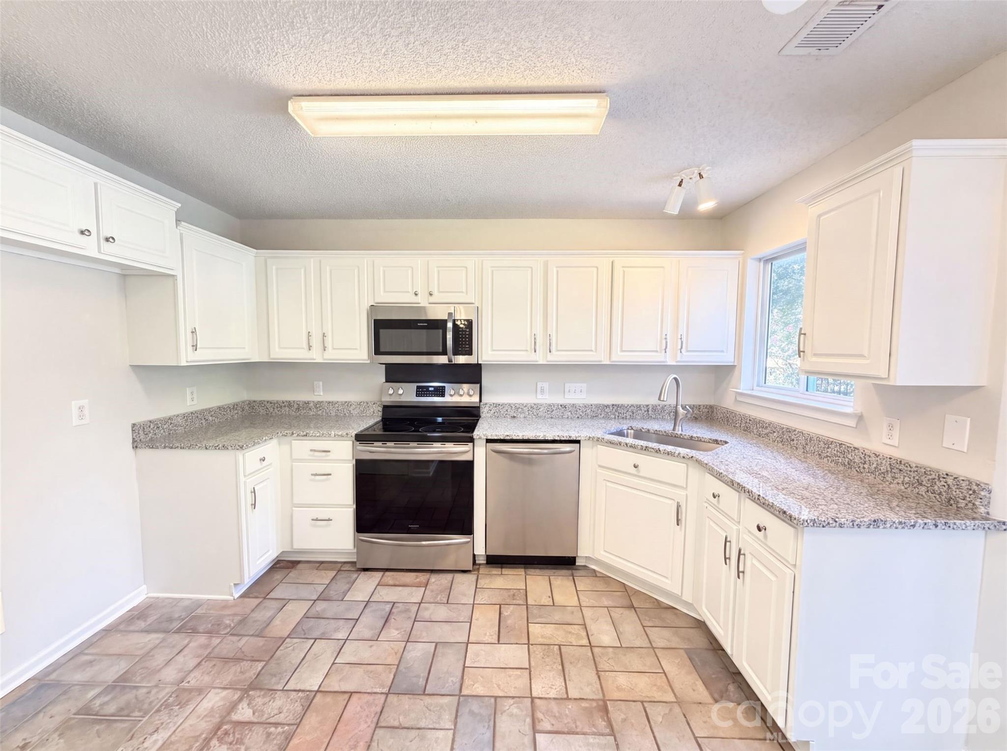 Single Family Residence at 3016 Wyntree Court, Matthews, photo 6 of 19