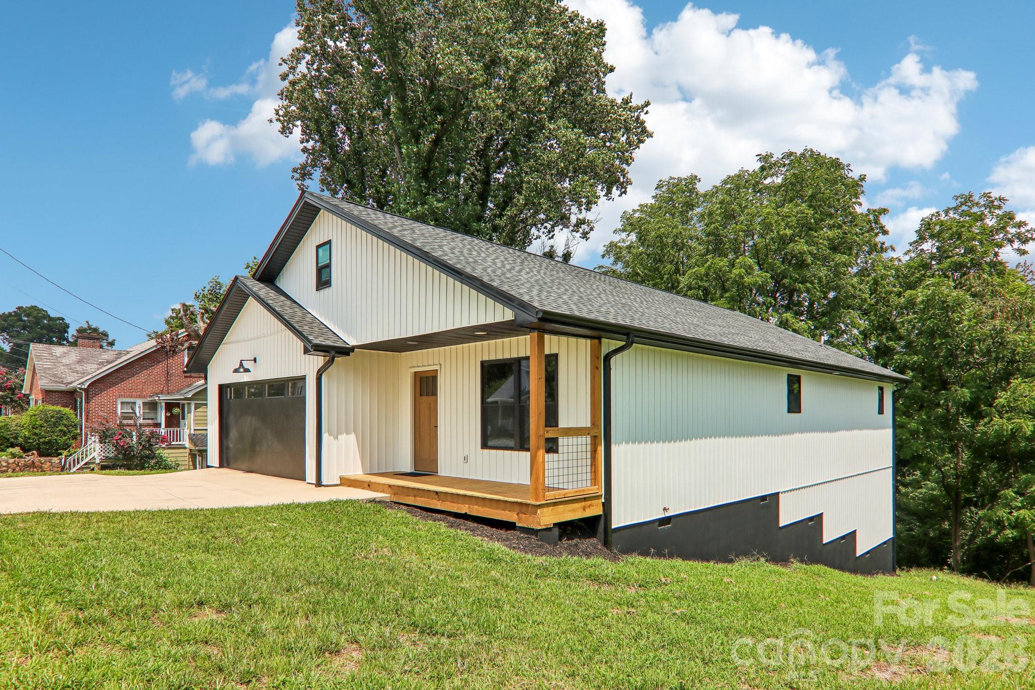 Covered entrance. - 140 N Main Street, Mars Hill