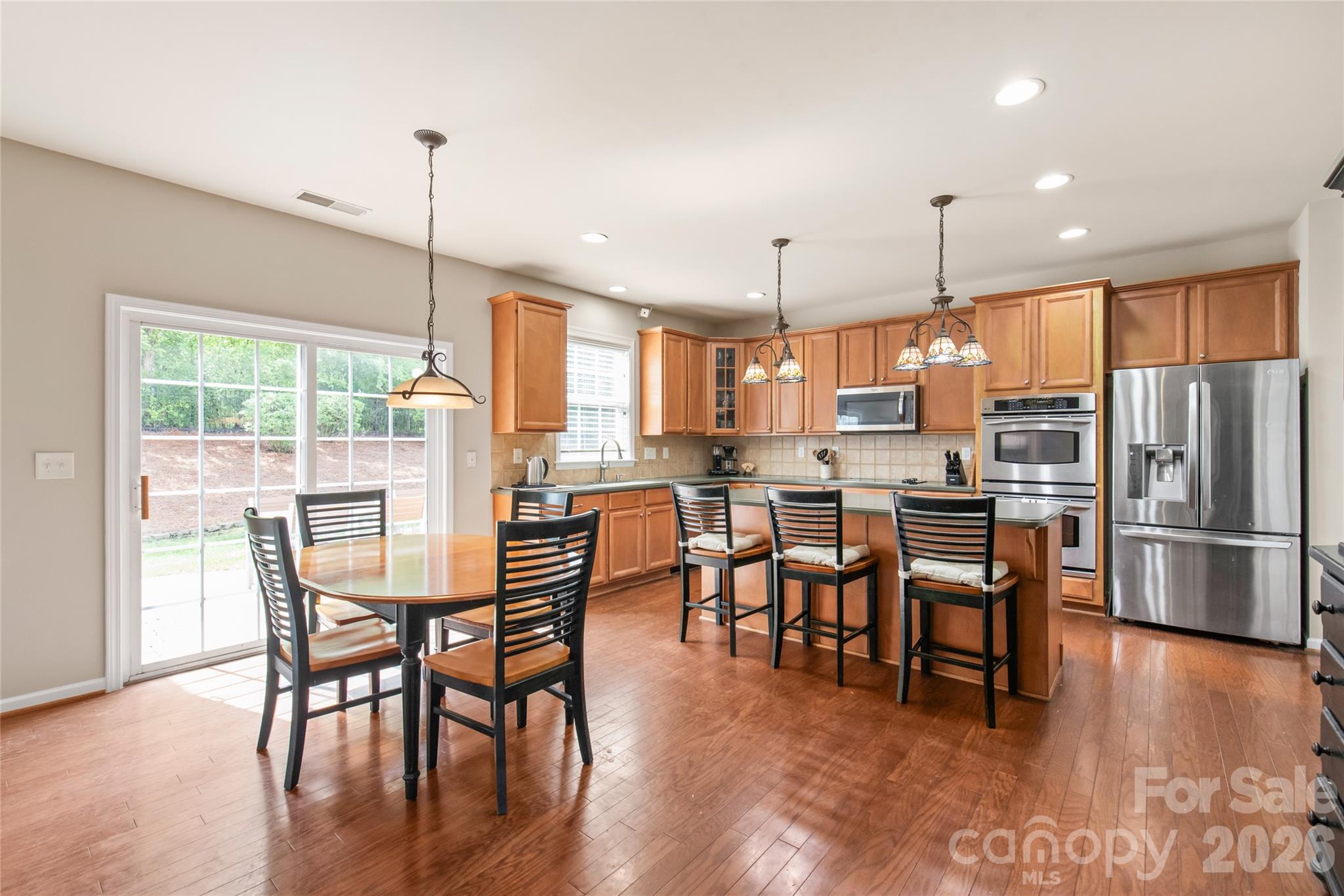 Large eat-in kitchen with space for everyone, - 1906 Birchbrook Court, Harrisburg