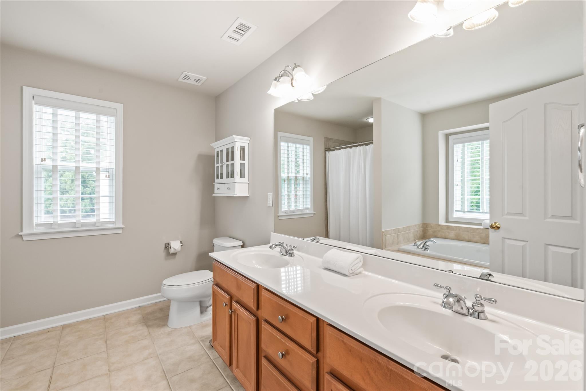 Large primary bath with dual sinks, soaking tub and seperate shower - 1906 Birchbrook Court, Harrisburg