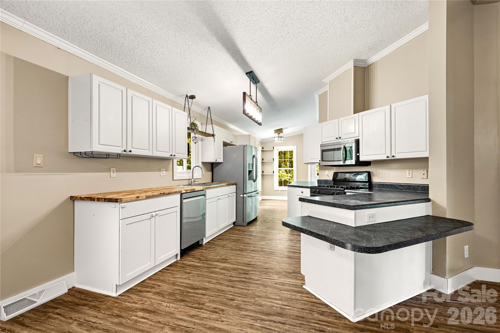 Breakfast bar with room for barstools - 3555 Lake Bluff Drive, Sherrills Ford