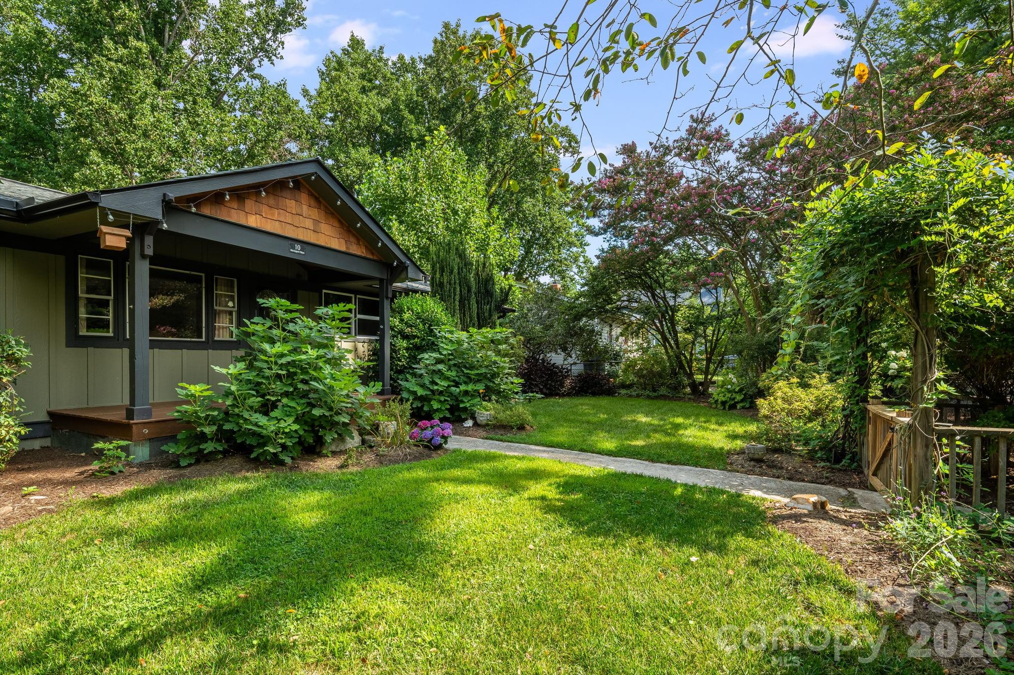 Beautiful private front yard, fully fenced - 10 Davenport Place, Asheville