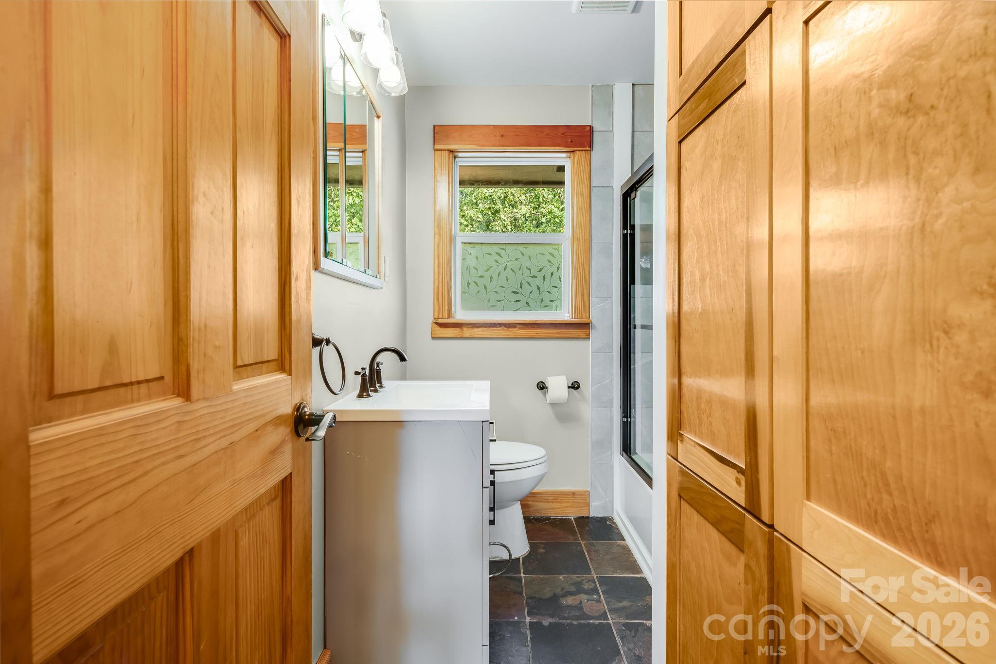 Single Family Residence at 10 Davenport Place, Asheville, photo 13 of 47