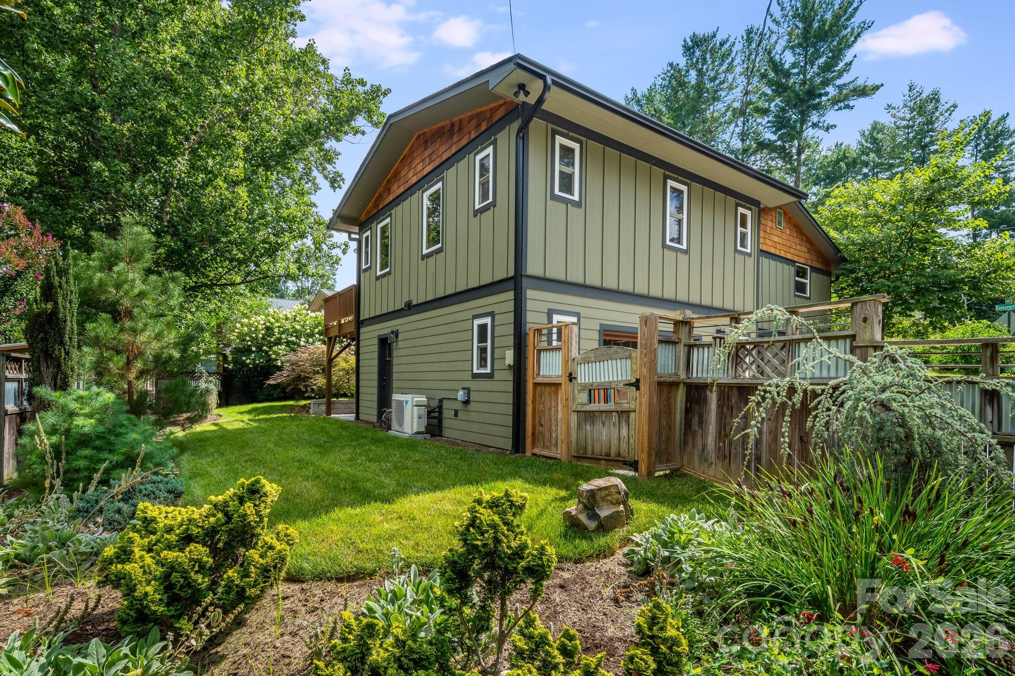 Single Family Residence at 10 Davenport Place, Asheville, photo 38 of 47