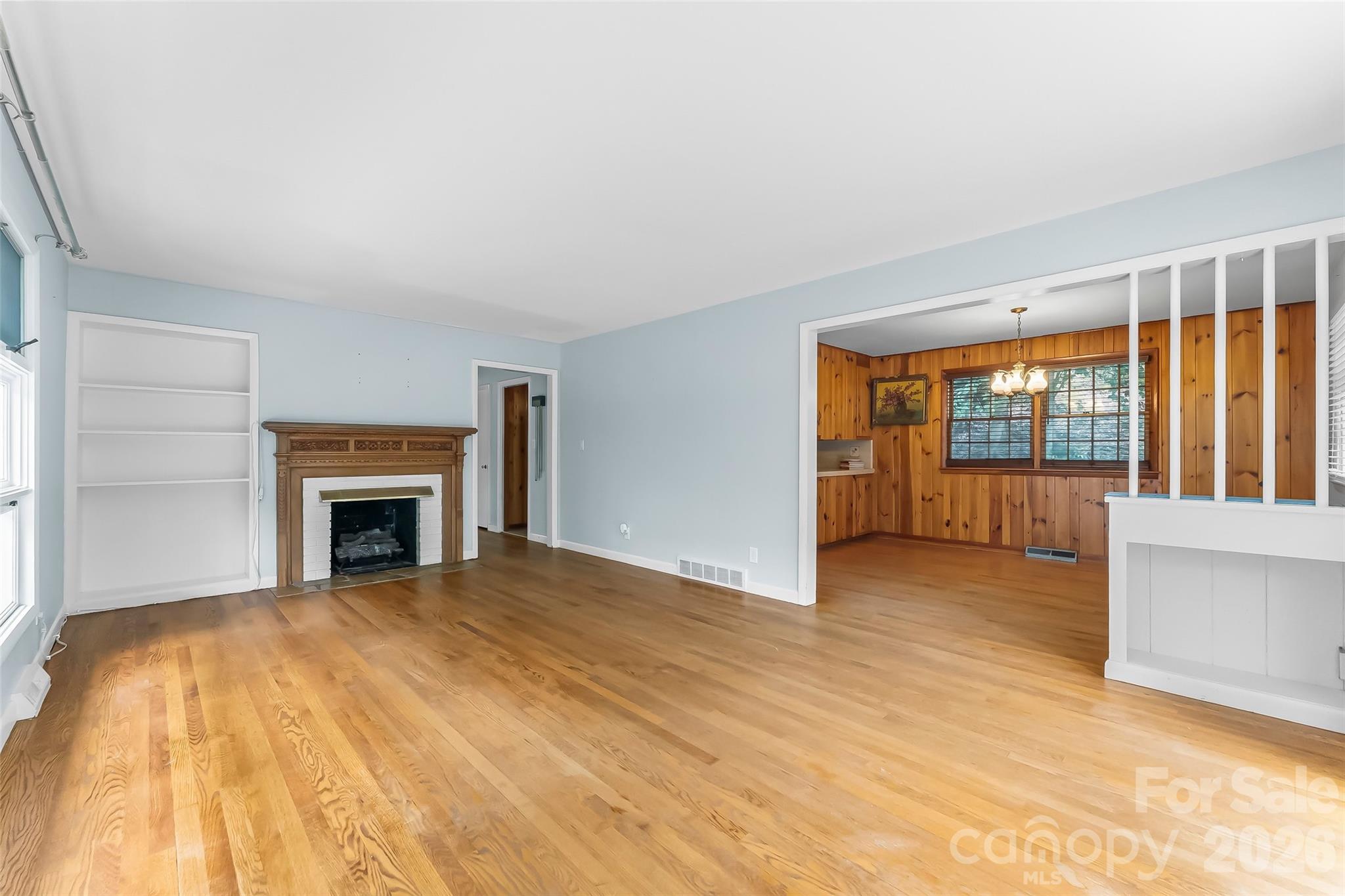 Single Family Residence at 98 Limberlost Drive, Hendersonville, photo 2 of 17