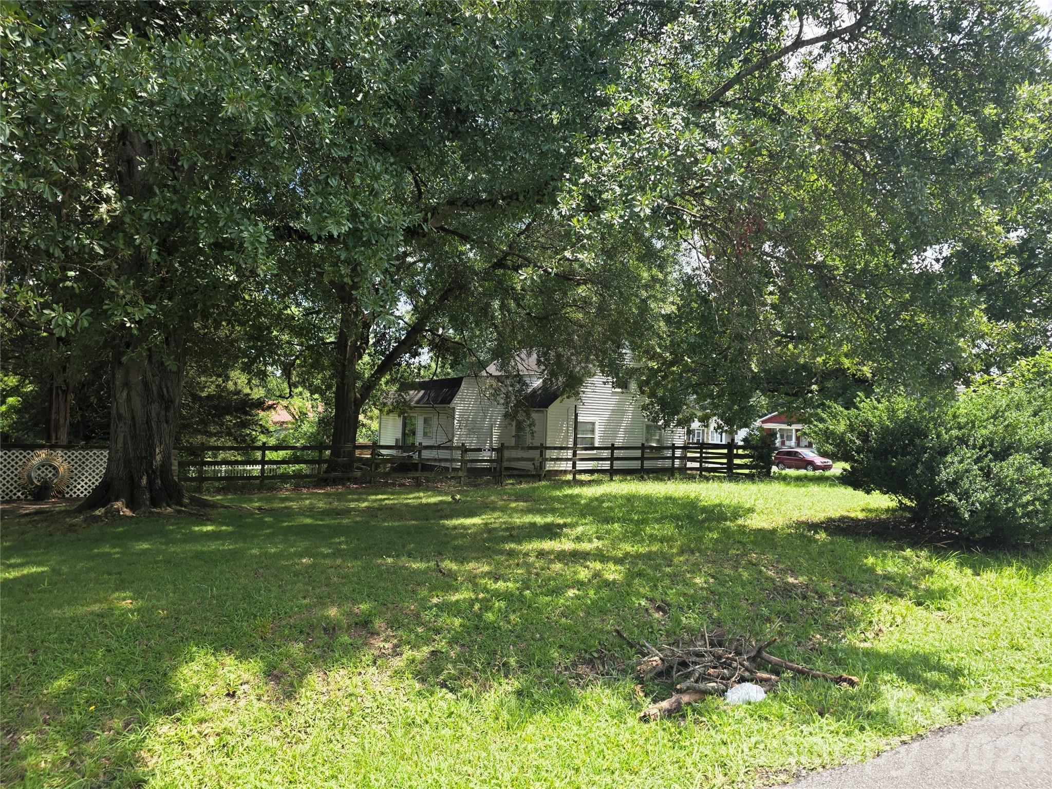 great corner lot - 214 E Trade Street, Dallas