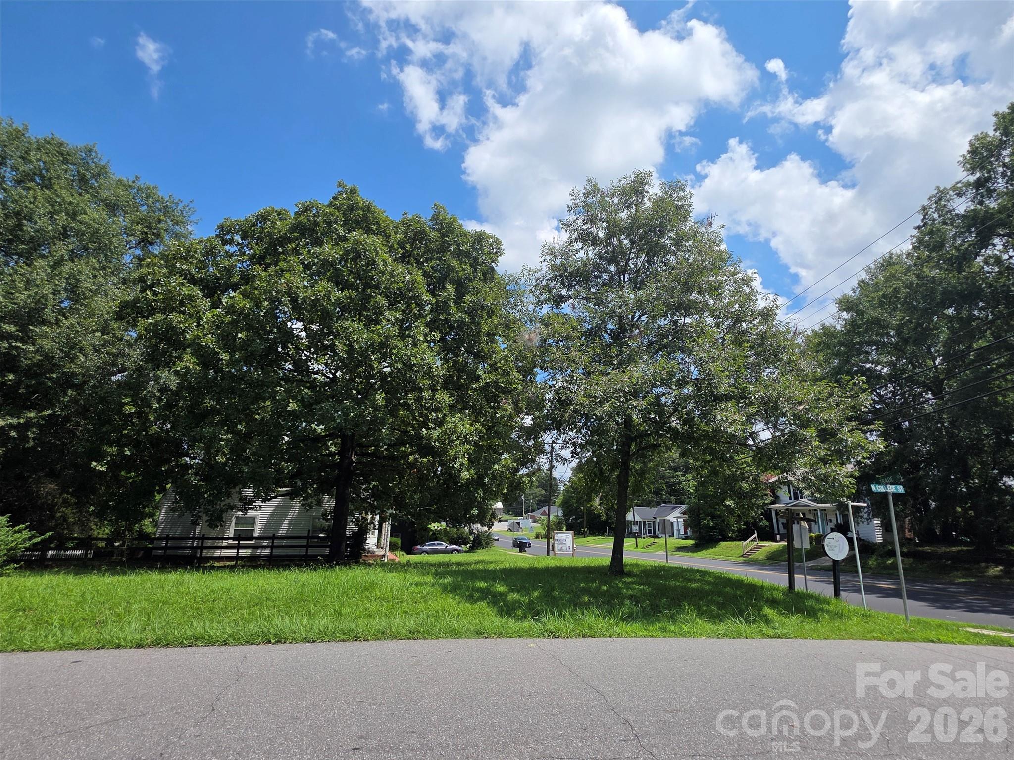corner lot high traffic. Lots of Rd Frontage - 214 E Trade Street, Dallas