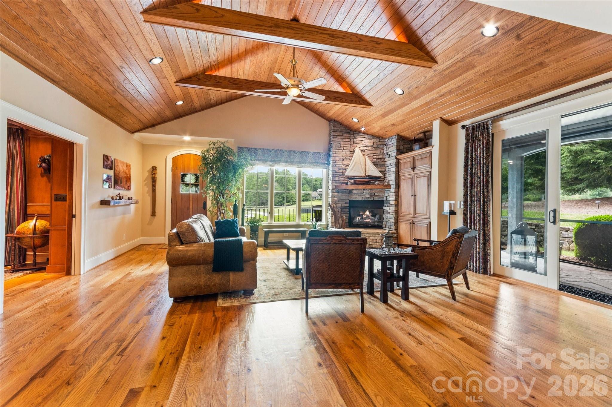 Beautiful vaulted ceiling - 6 Jasmine Lane, Brevard