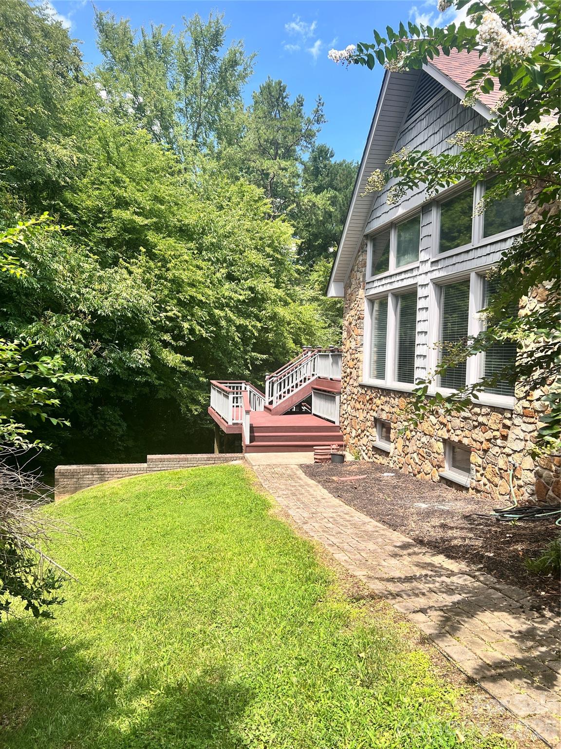 101 Forest Cliff Court NE