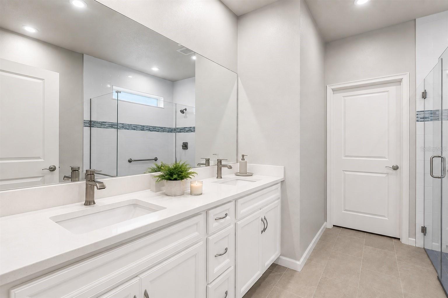 Luxurious Ensuite - 12458 SOMATIC CT, VENICE