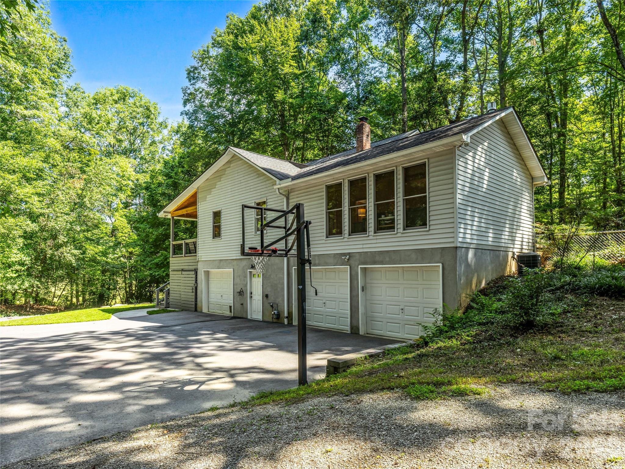 Single Family Residence at 70 Promised Ridge Drive, Hendersonville, photo 4 of 48