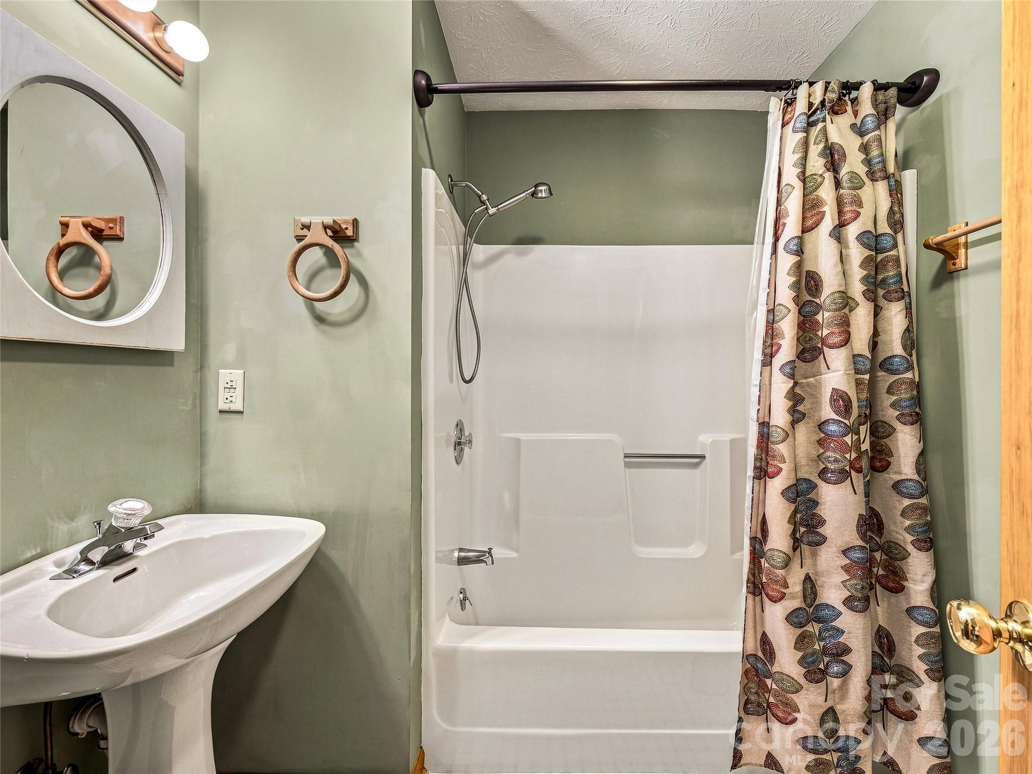 Upstairs bathroom - 70 Promised Ridge Drive, Hendersonville