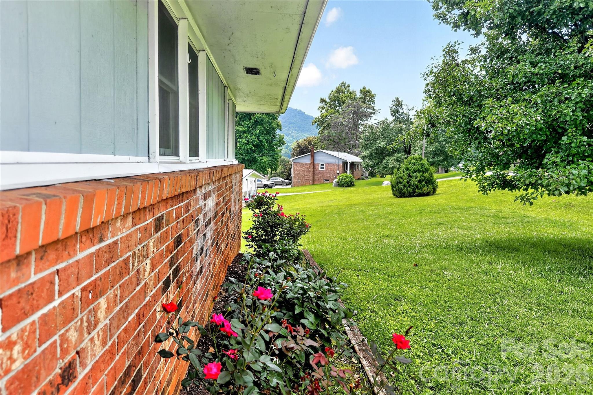 Single Family Residence at 224 Cherokee Way, Marion, photo 7 of 39