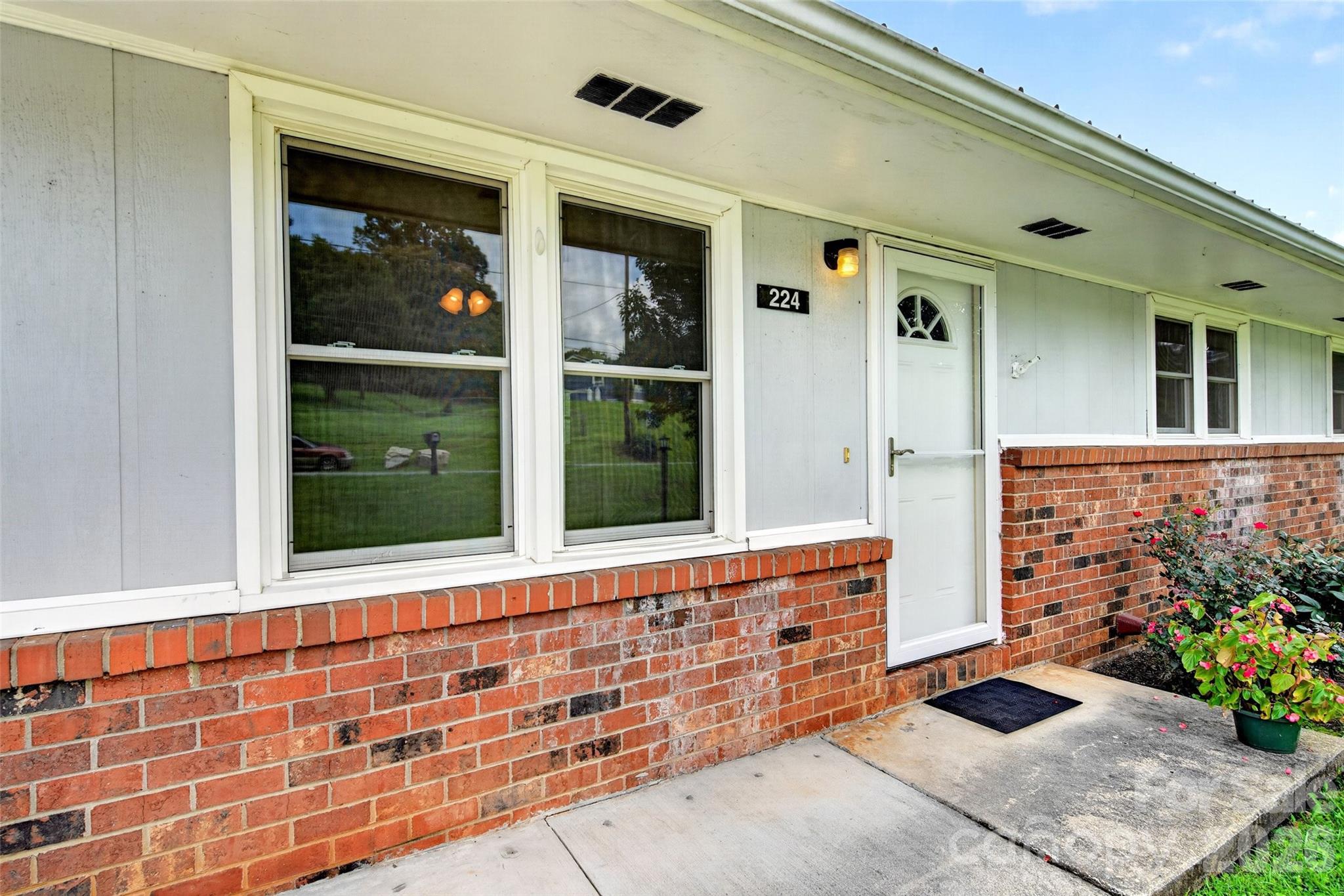 Single Family Residence at 224 Cherokee Way, Marion, photo 10 of 39