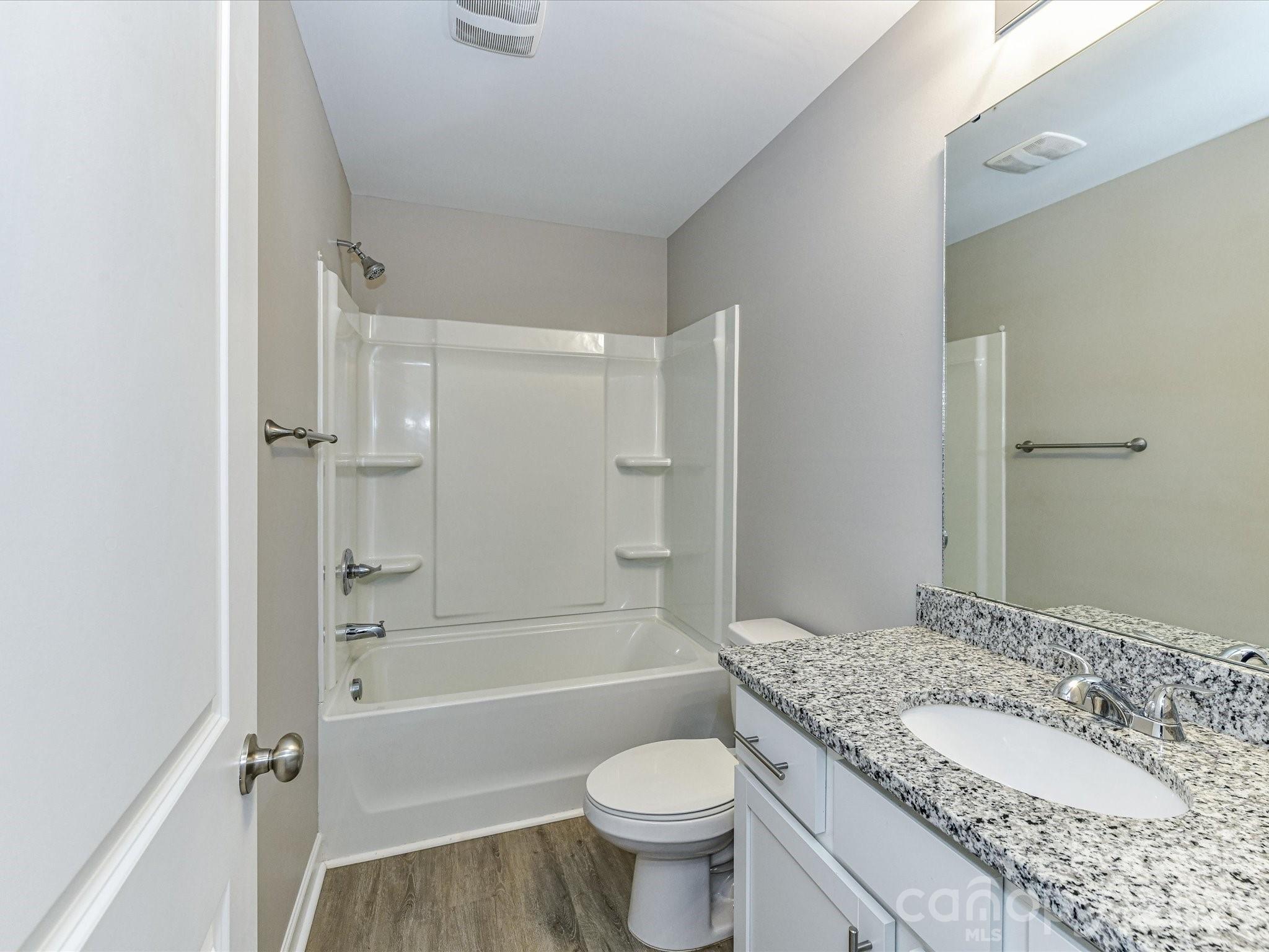 Shared Hall Bath - 550 Claymon Road, Oakboro