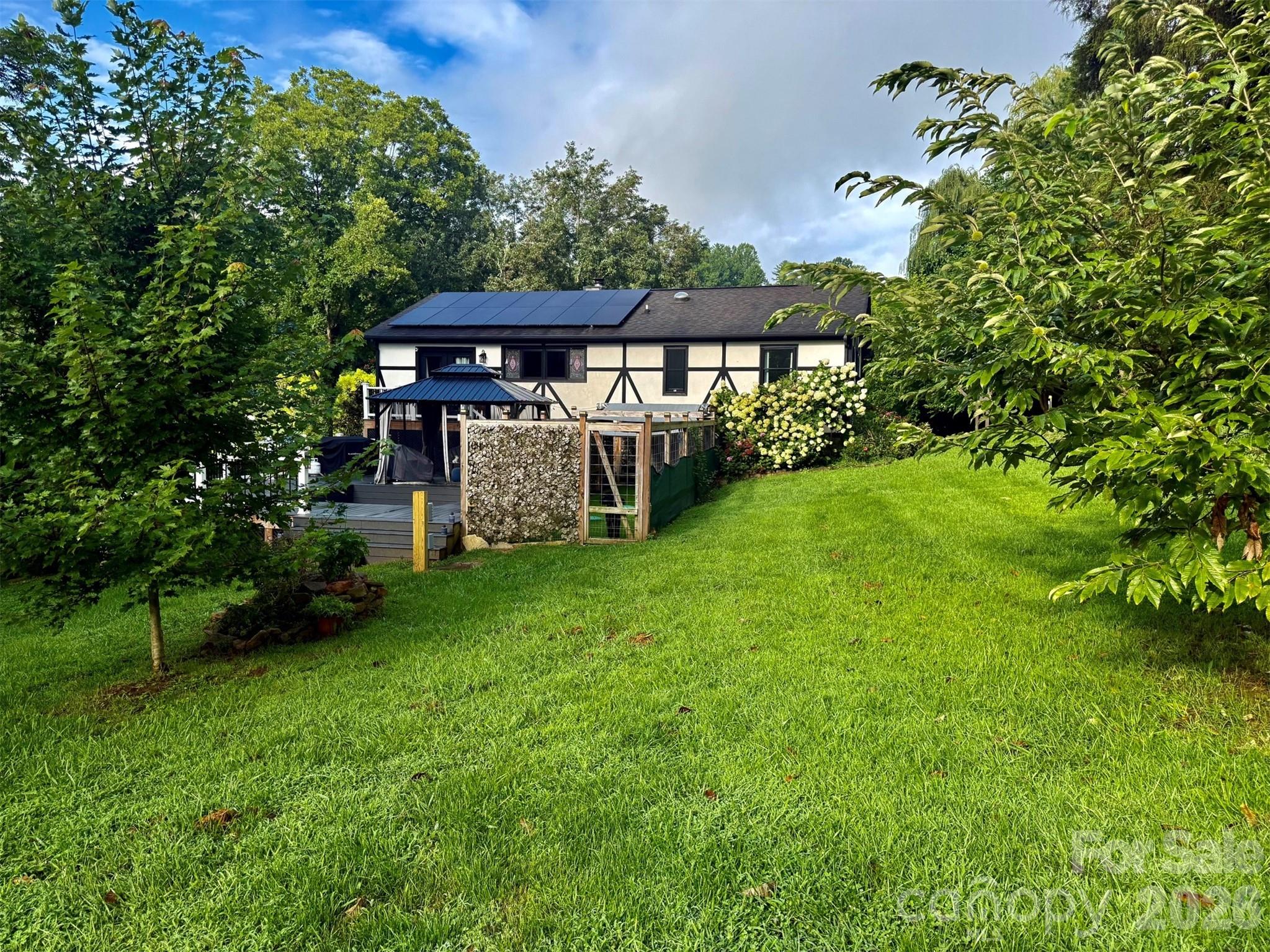 Single Family Residence at 5 Northlake Drive, Weaverville