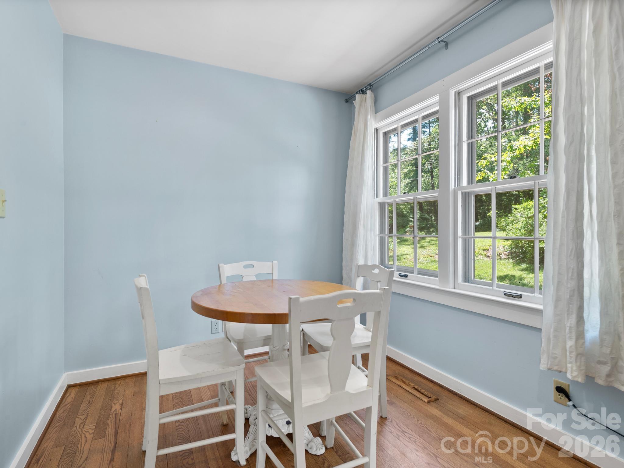 Casual dining area - 242 N Hills Drive, Hendersonville