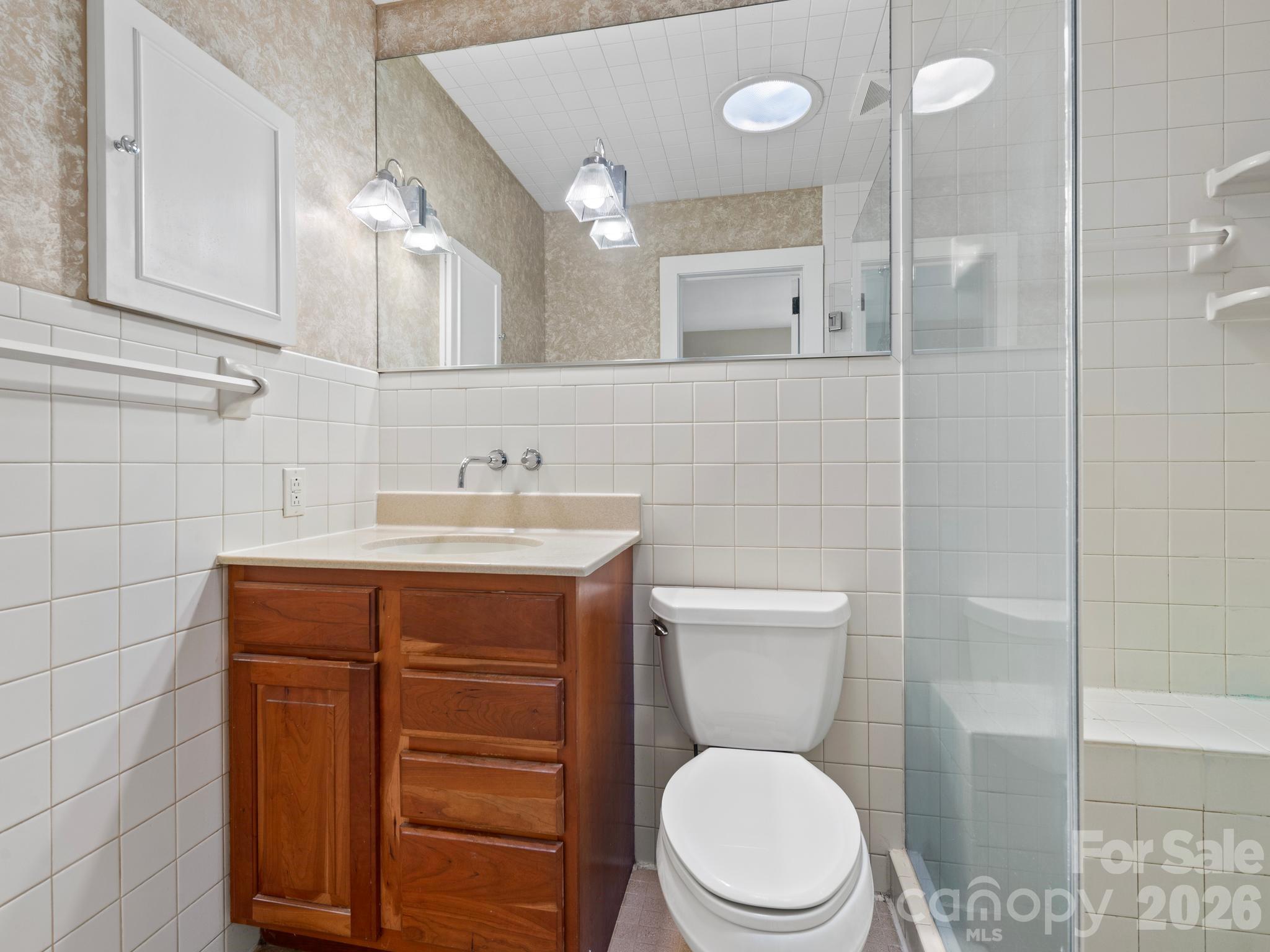 Primary bathroom - 242 N Hills Drive, Hendersonville