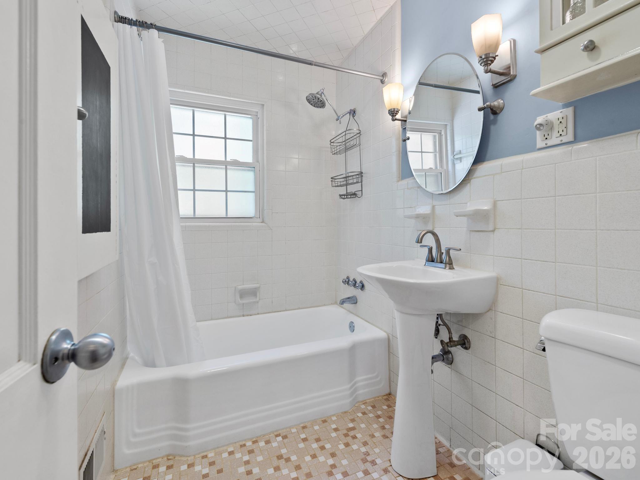 Guest bathroom - 242 N Hills Drive, Hendersonville