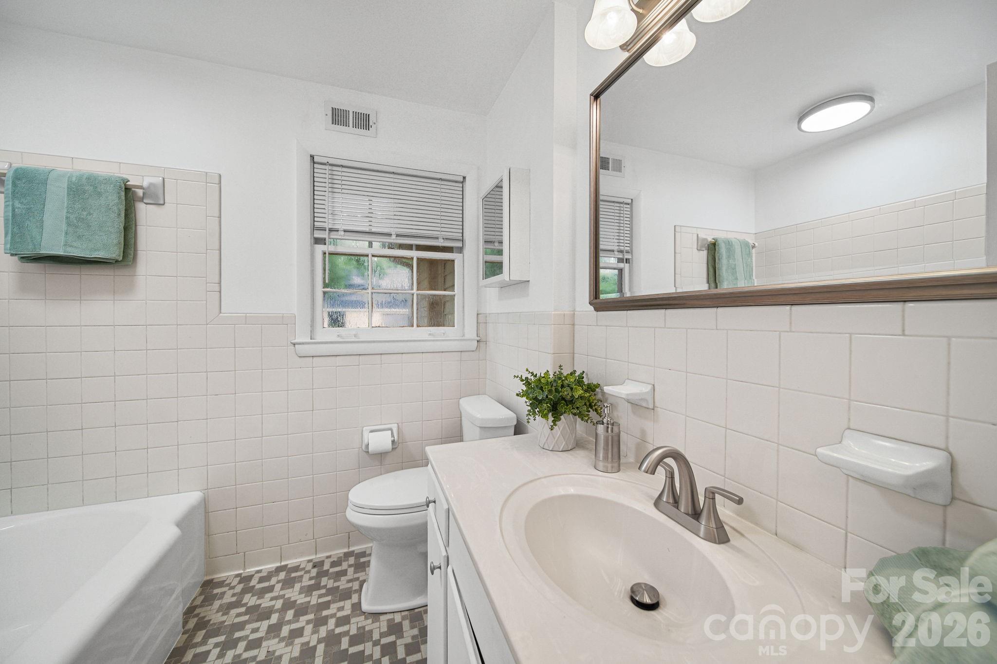 Main Level Bath - 1210 Crescent Avenue, Gastonia