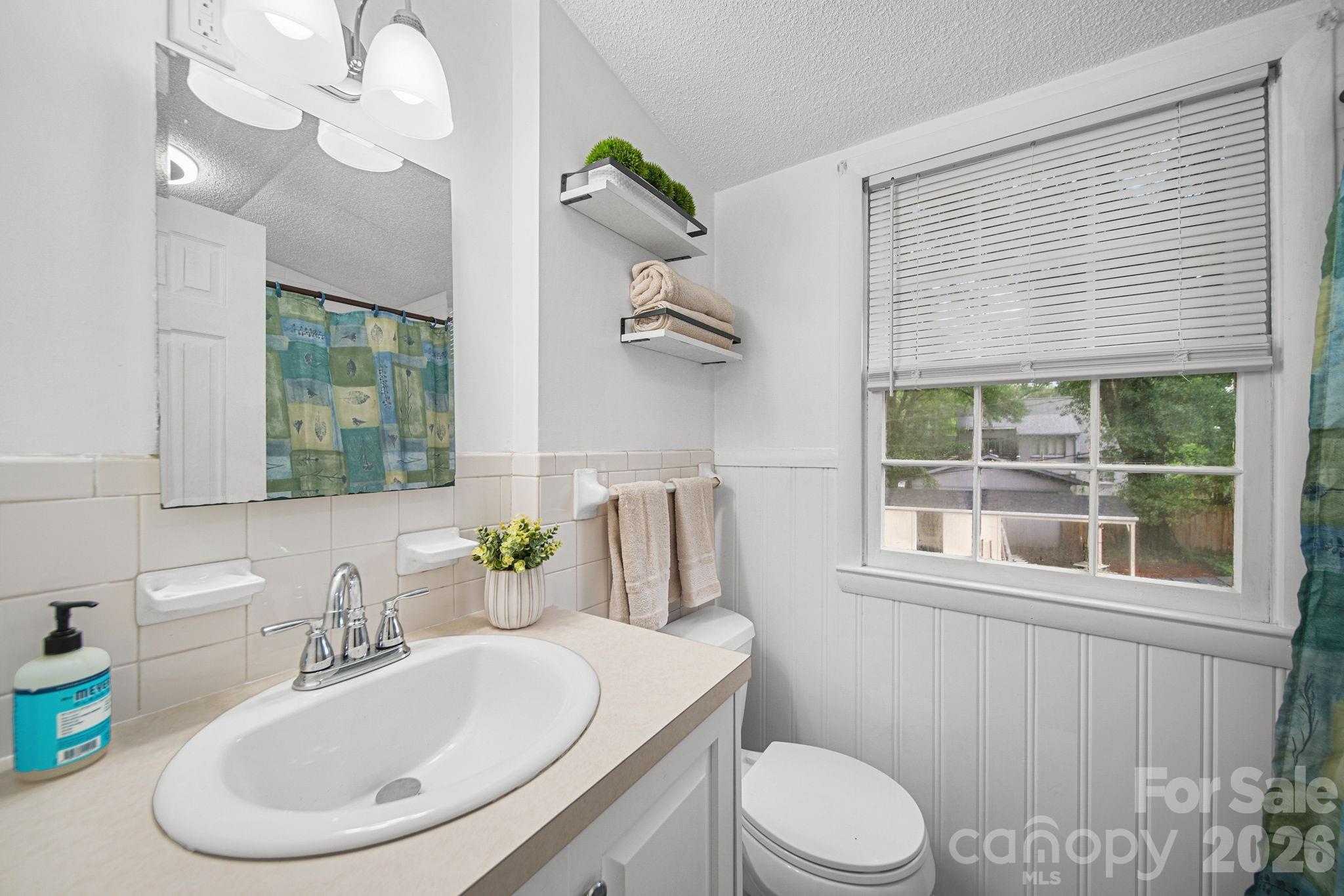 Upstairs Bath - 1210 Crescent Avenue, Gastonia