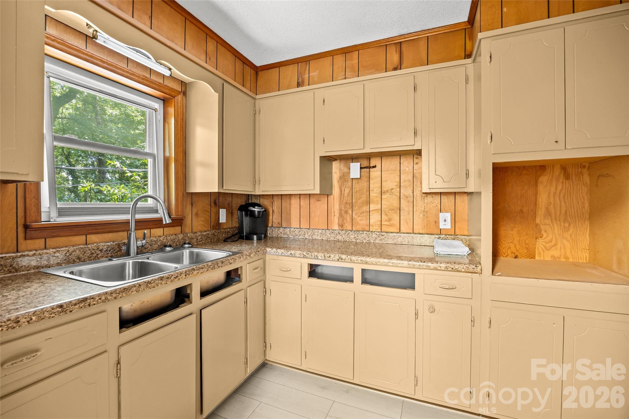 Single Family Residence at 717 Wren Road, Gastonia, photo 11 of 20